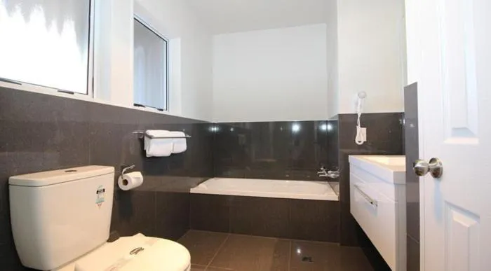 Bathroom in Carramar Motor Inn