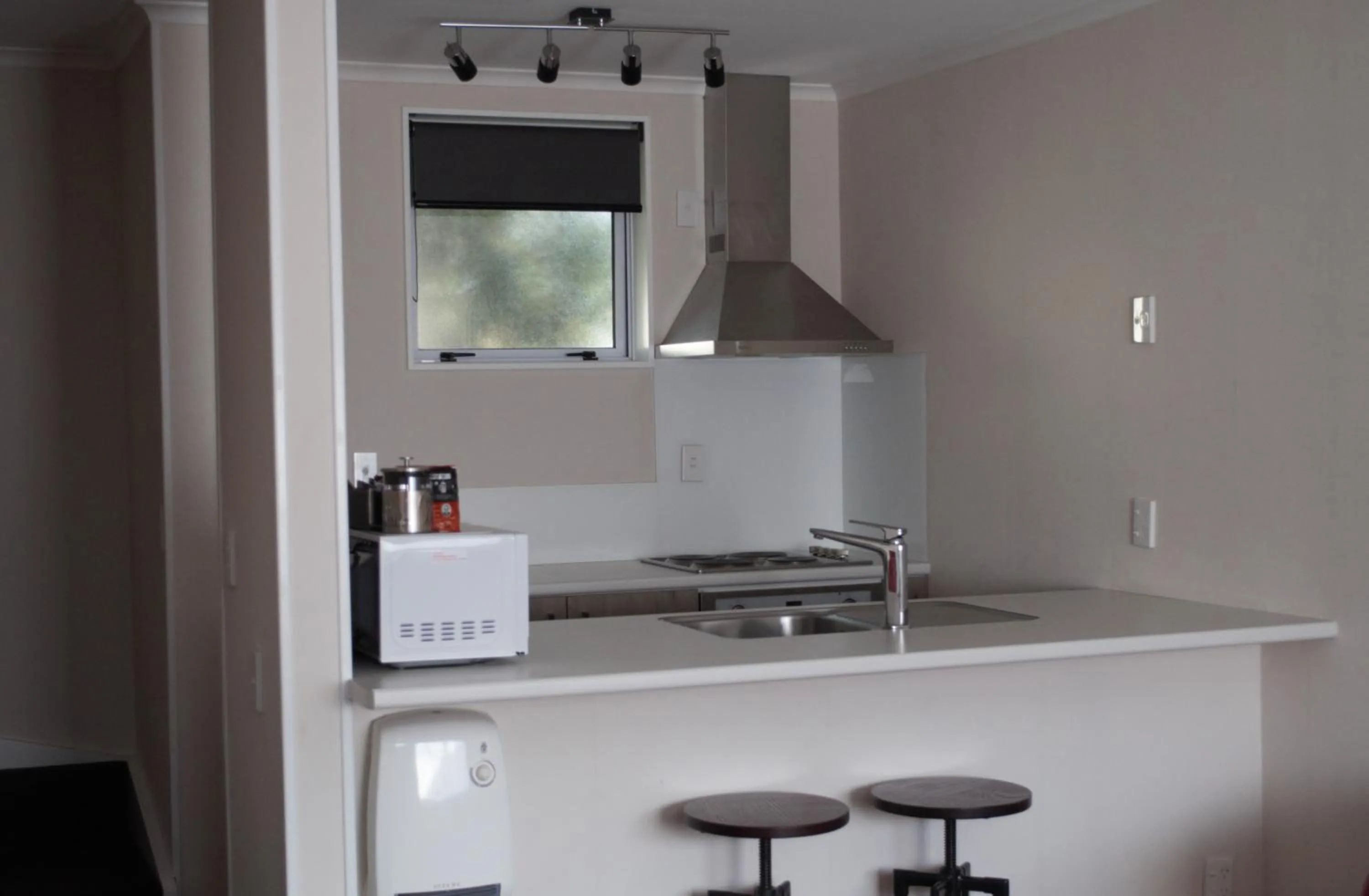 Kitchen or kitchenette in Carramar Motor Inn