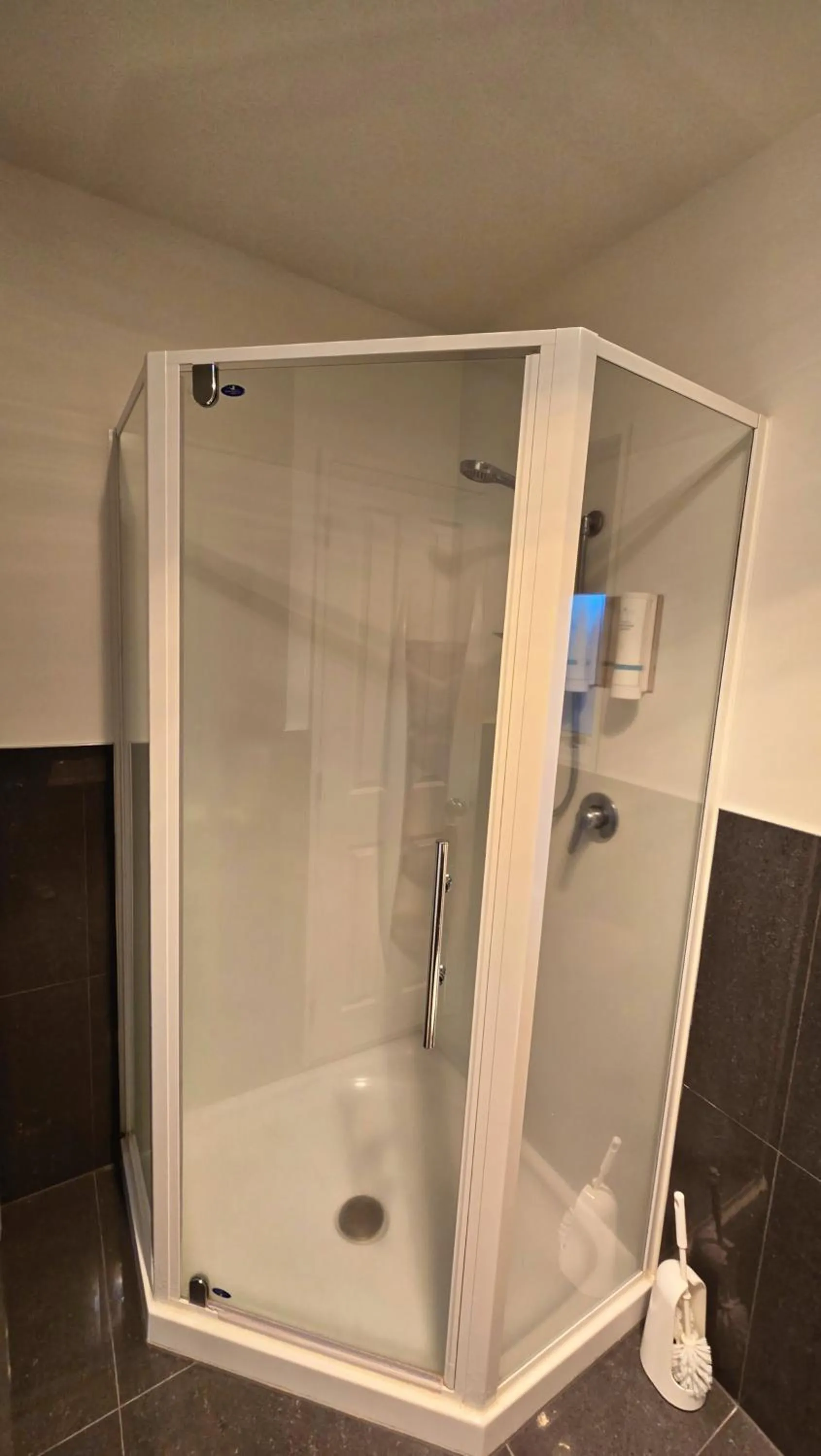 Shower in Carramar Motor Inn