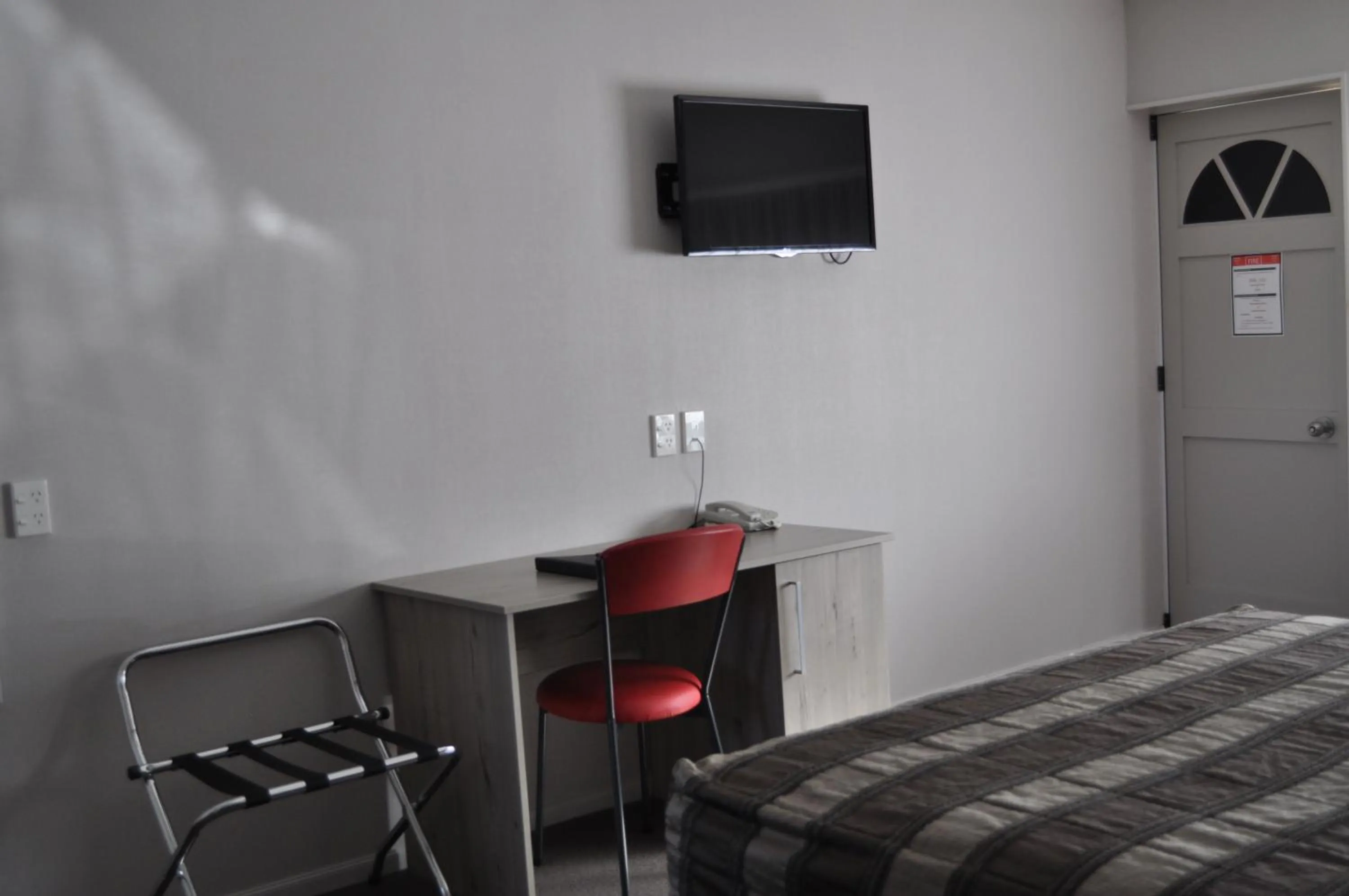 Dining area, Bed in Carramar Motor Inn