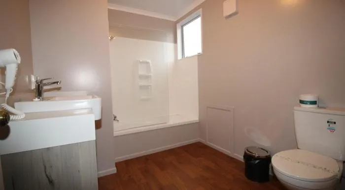 Bathroom in Carramar Motor Inn