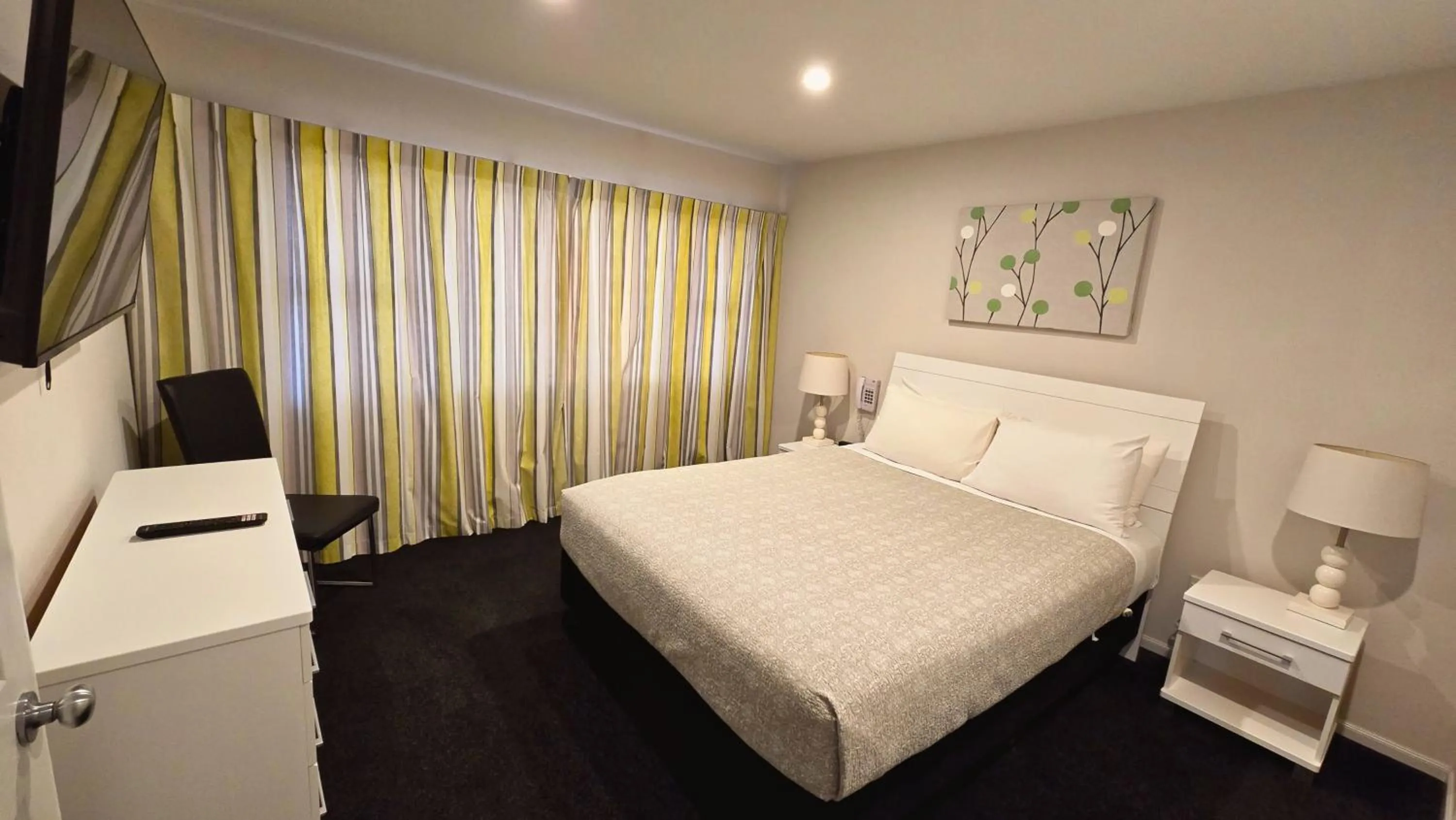 Bed in Carramar Motor Inn