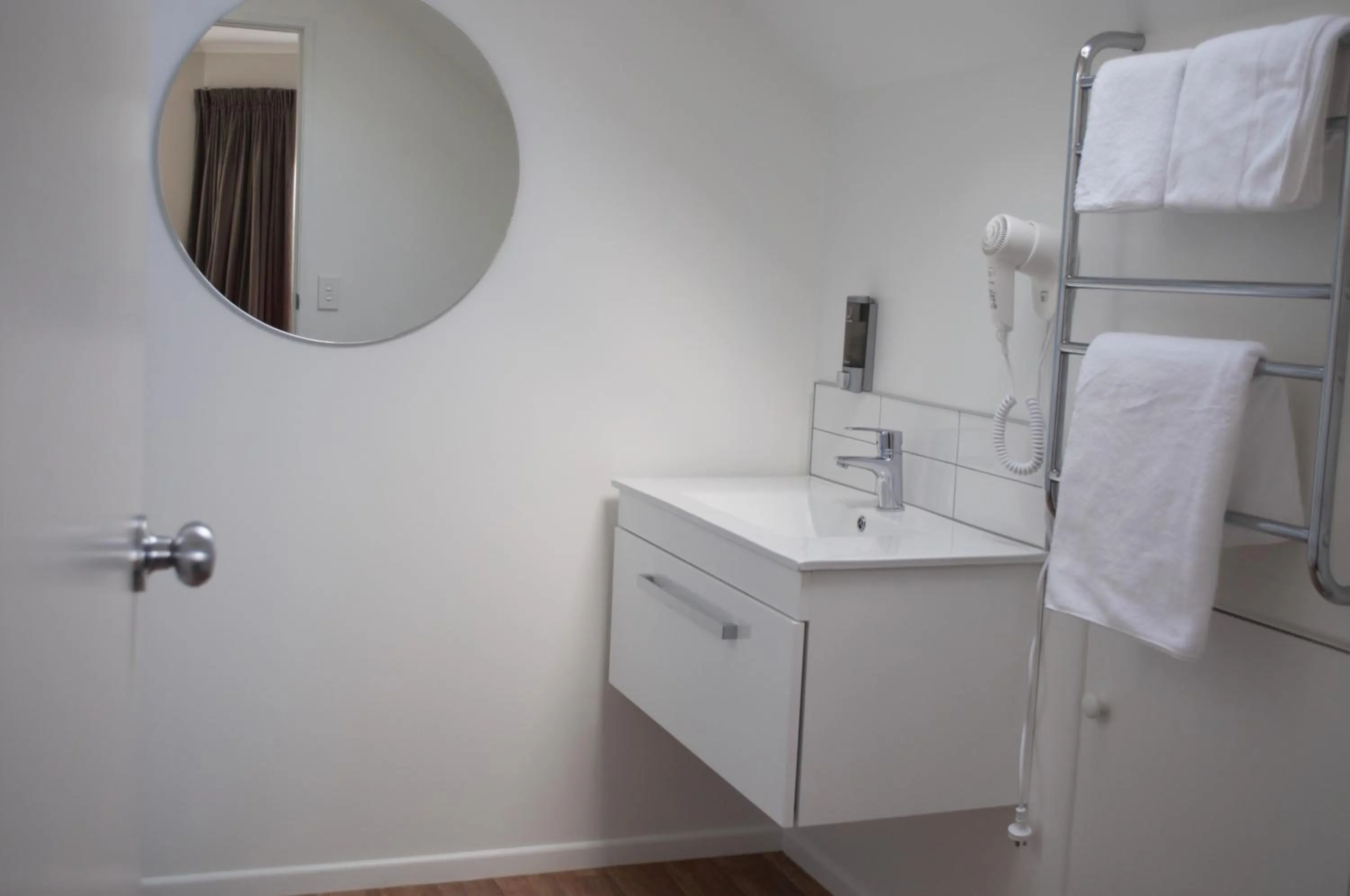 Bathroom in Carramar Motor Inn