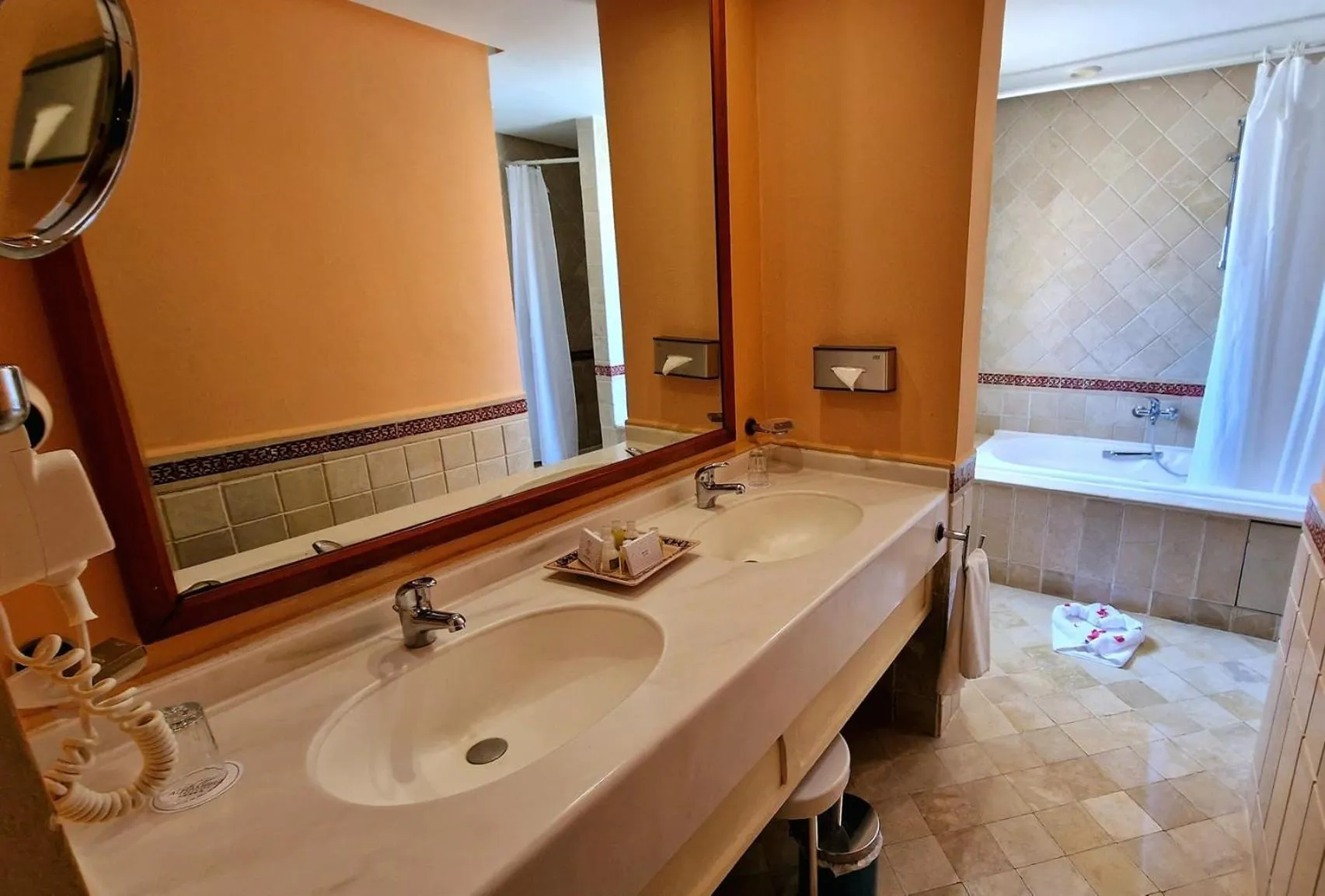 Toilet in Alhambra Thalasso