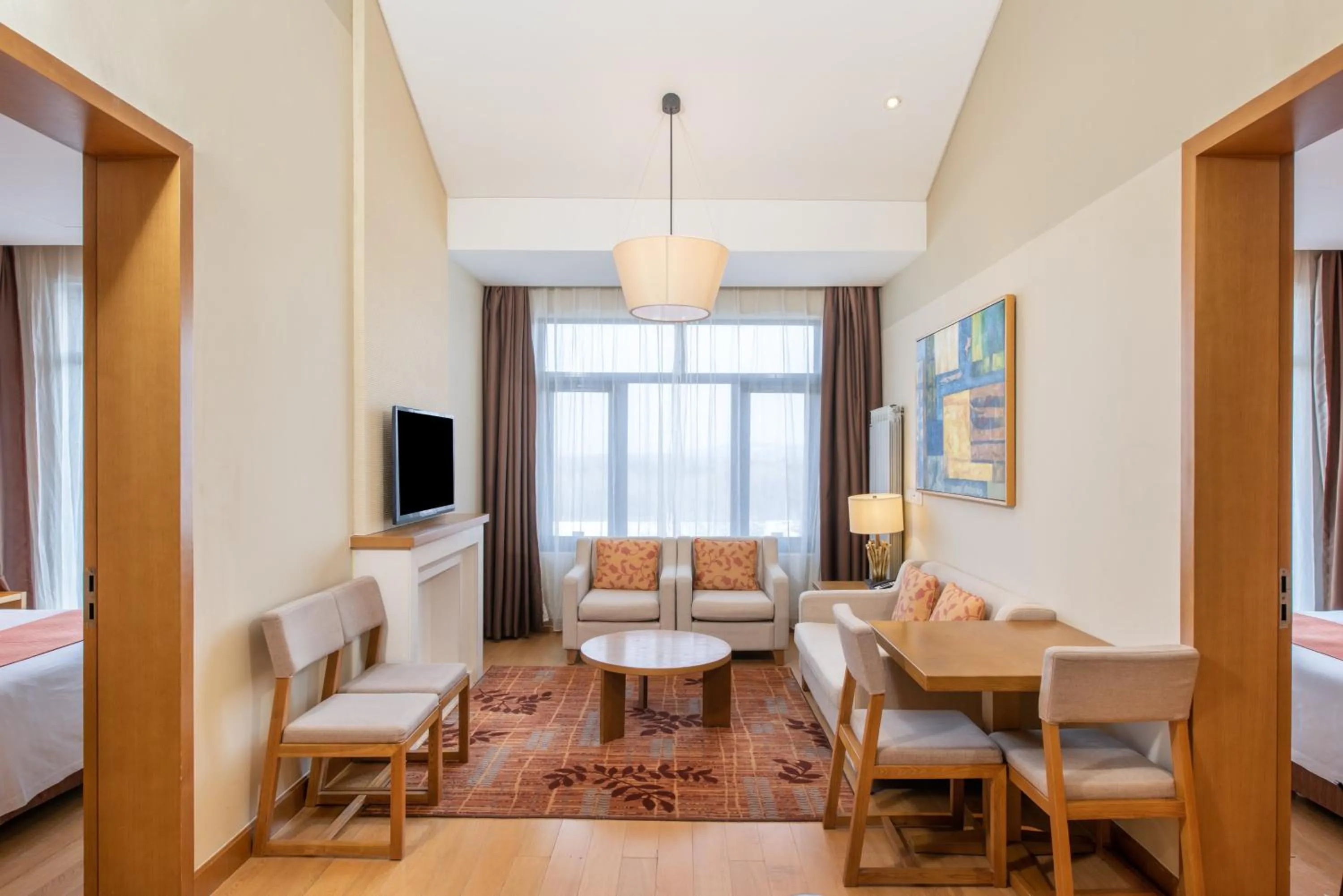 Photo of the whole room, Bed in Wanda Jin Suites Changbaishan