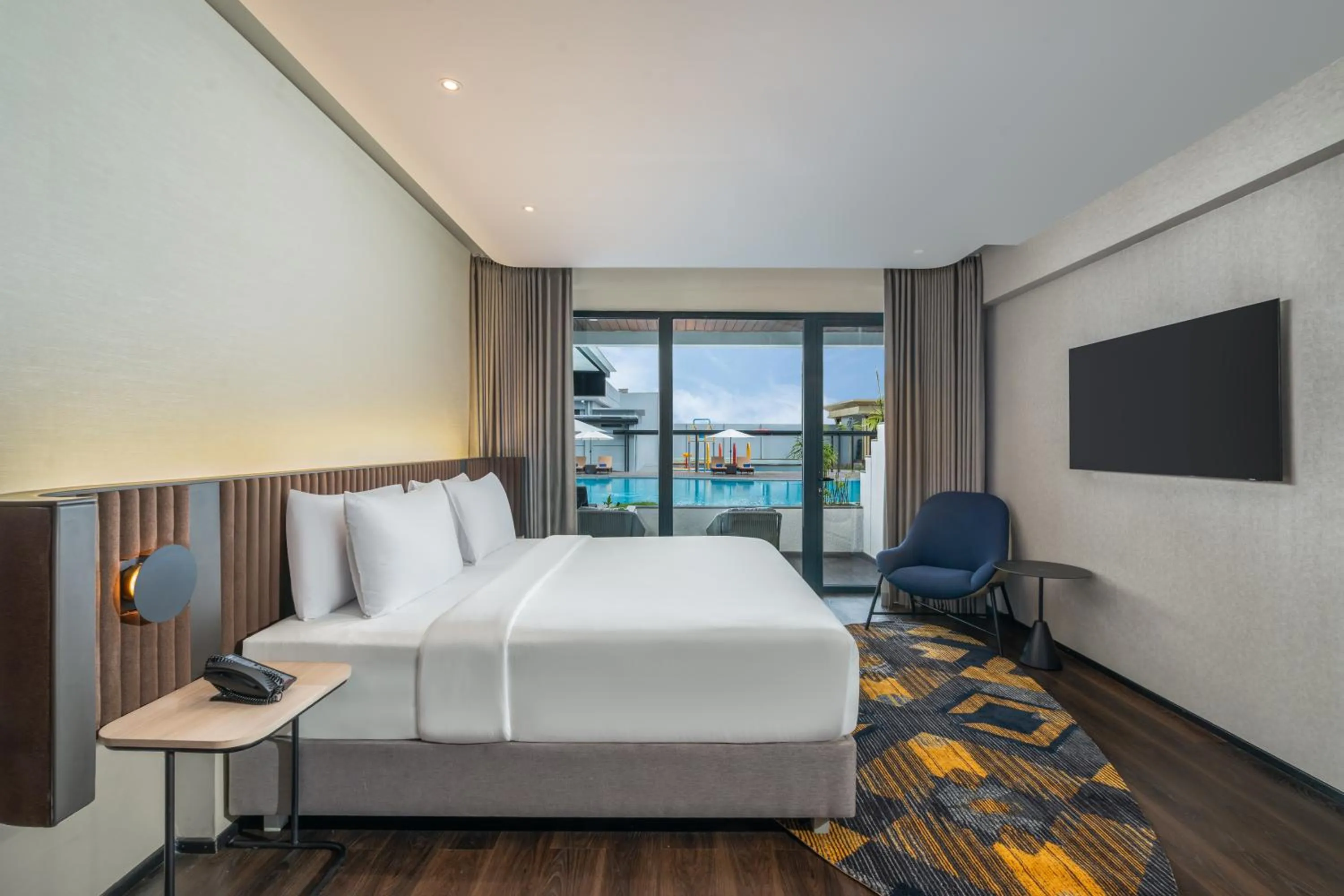 Shower, Bed in Novotel Pontianak Convention Centre