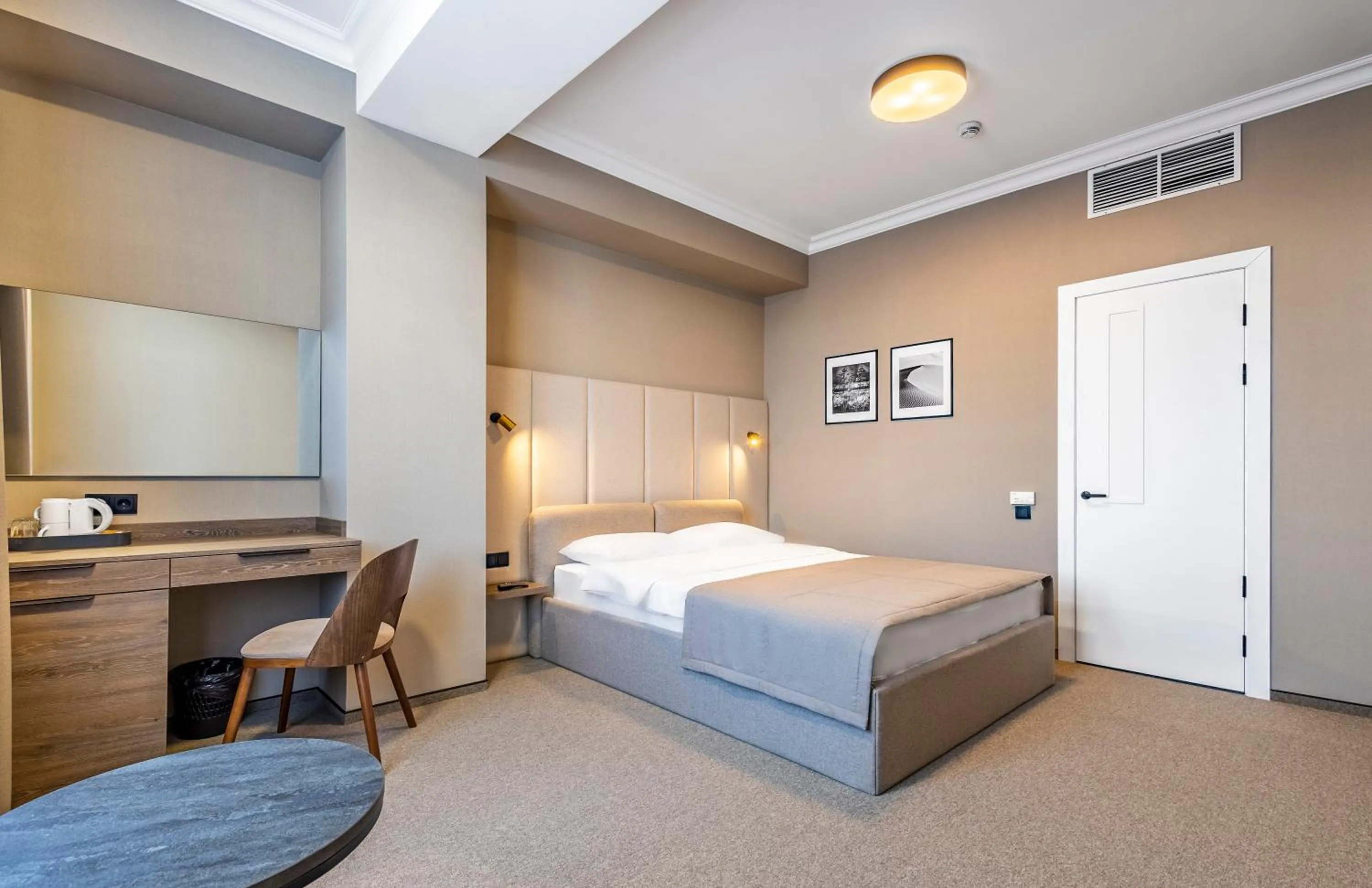 Bedroom, Bed in Regency Hotel