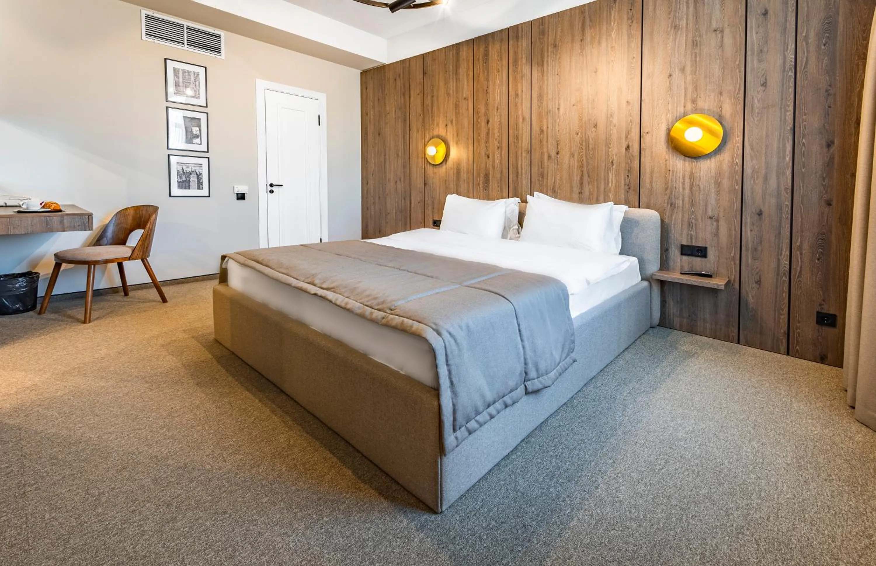 Bedroom, Bed in Regency Hotel