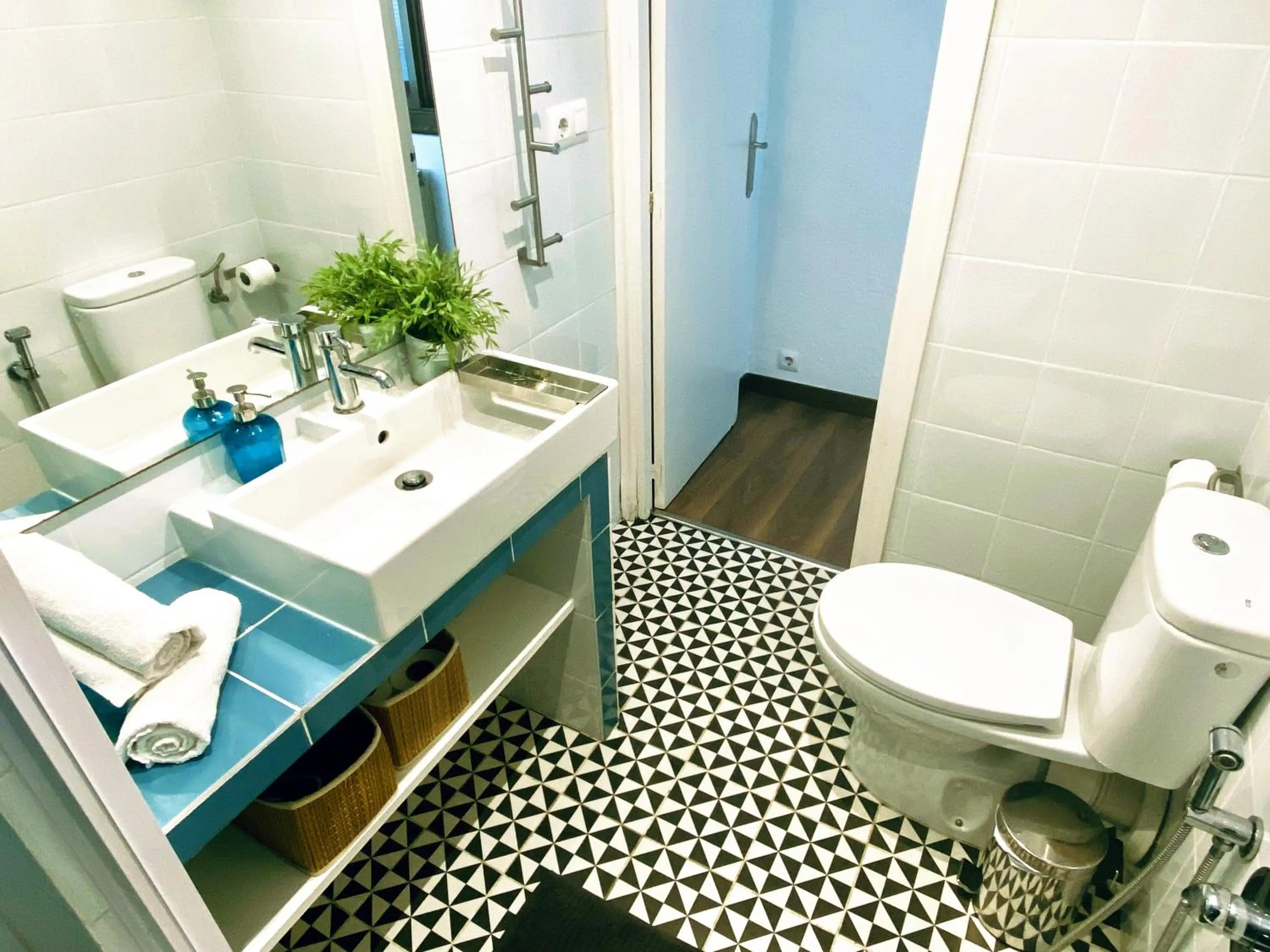 Shower in Casa Tortilla Sagrada Familia