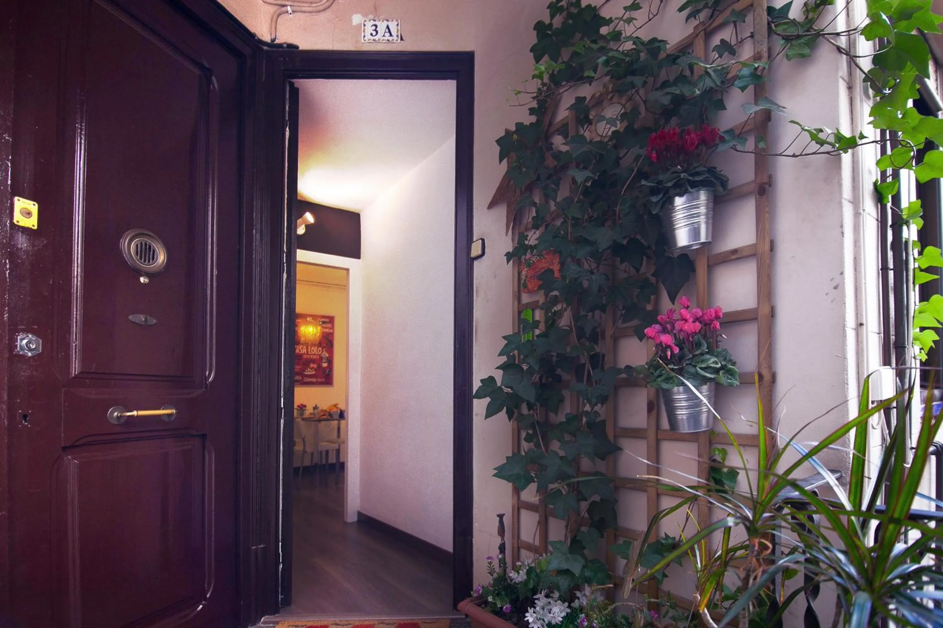 Facade/entrance in Casa Tortilla Sagrada Familia