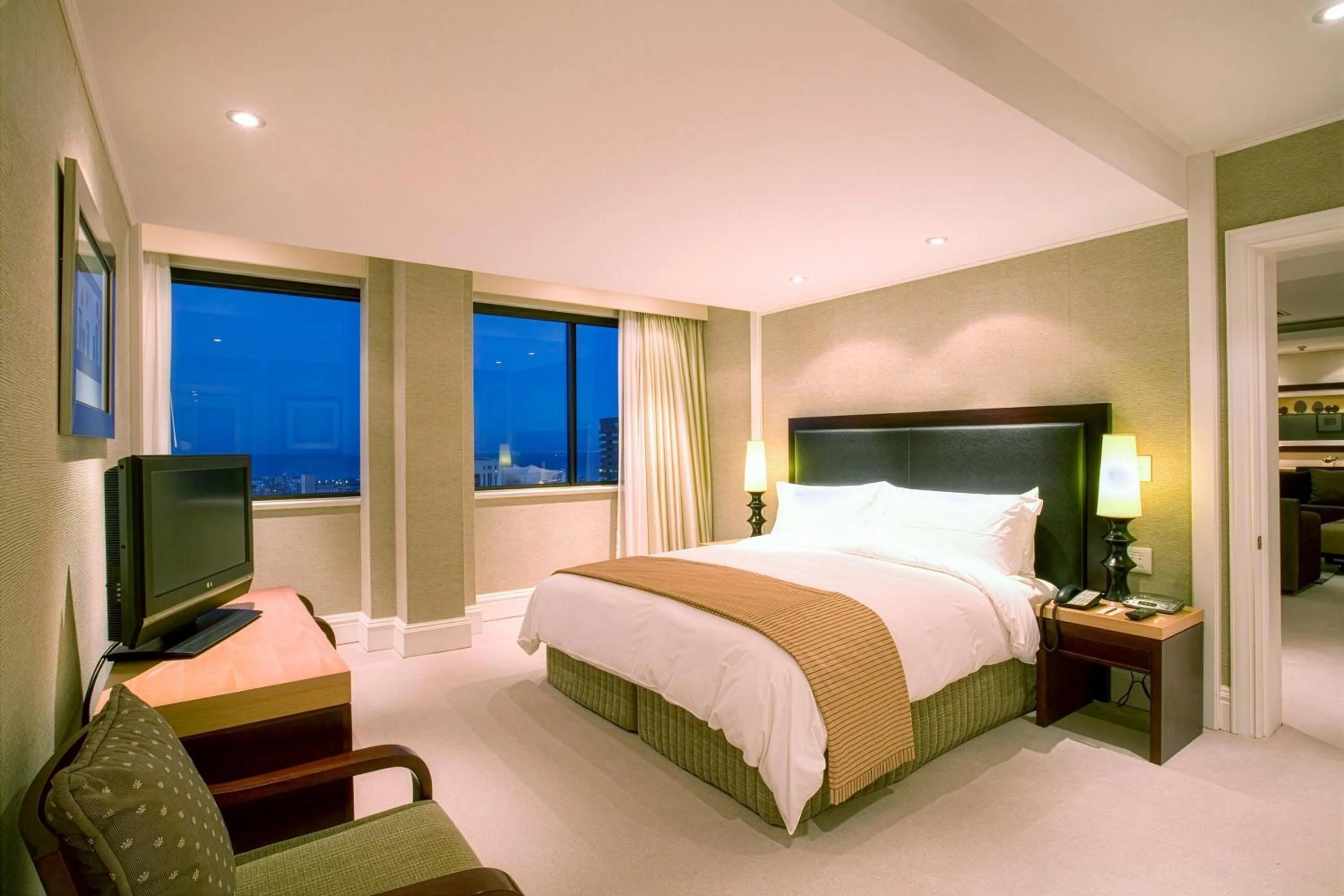 Photo of the whole room, Bed in Southern Sun Cape Sun