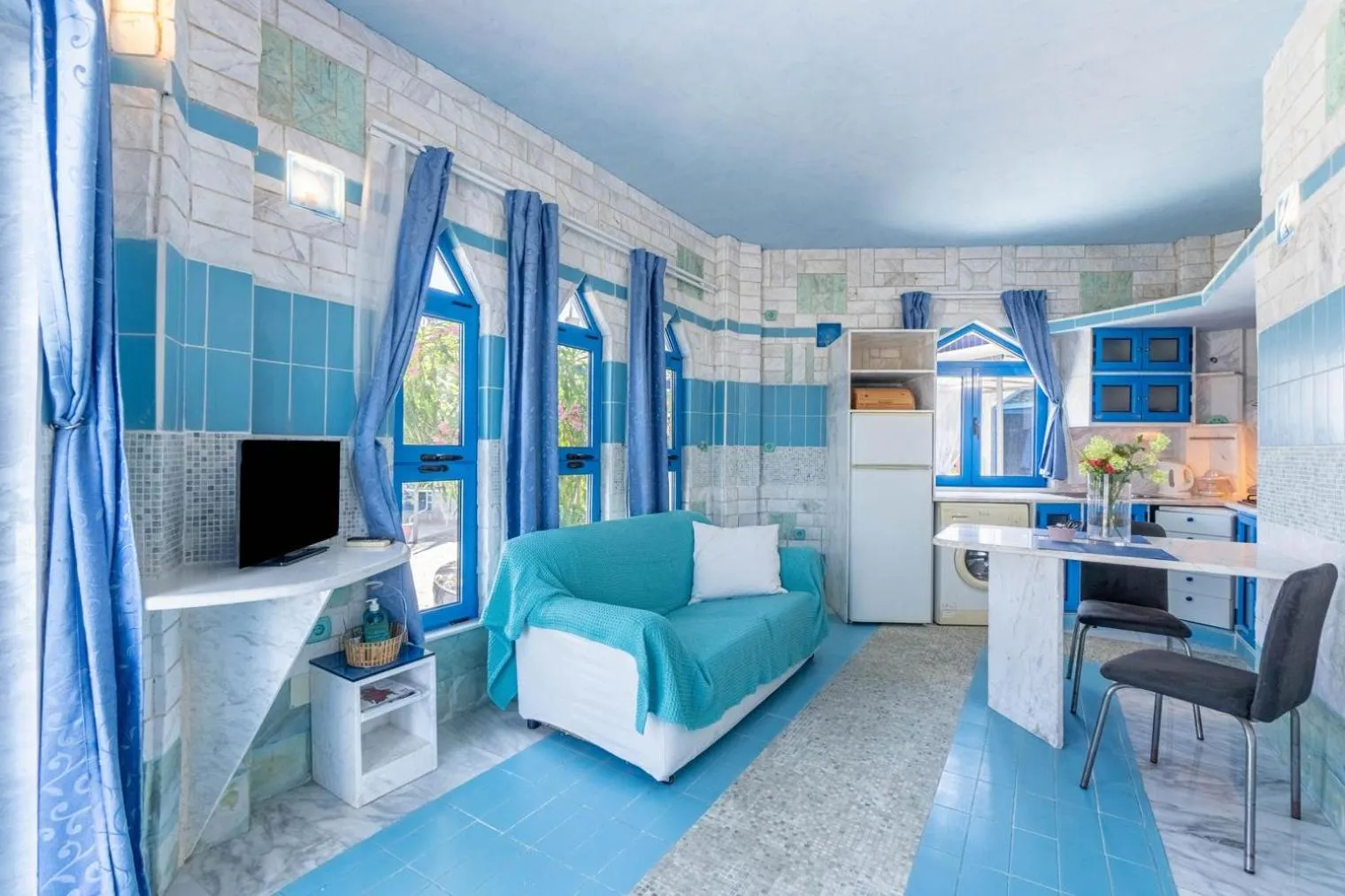 TV and multimedia in Paco's Resort Holiday Flats