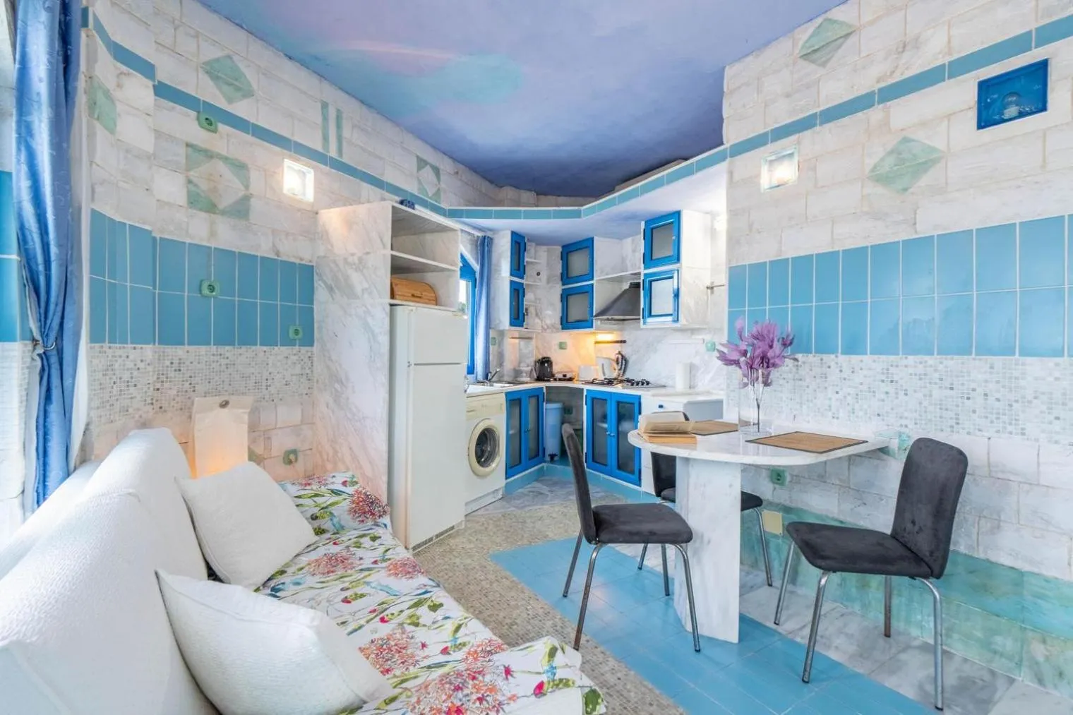 Kitchen or kitchenette in Paco's Resort Holiday Flats