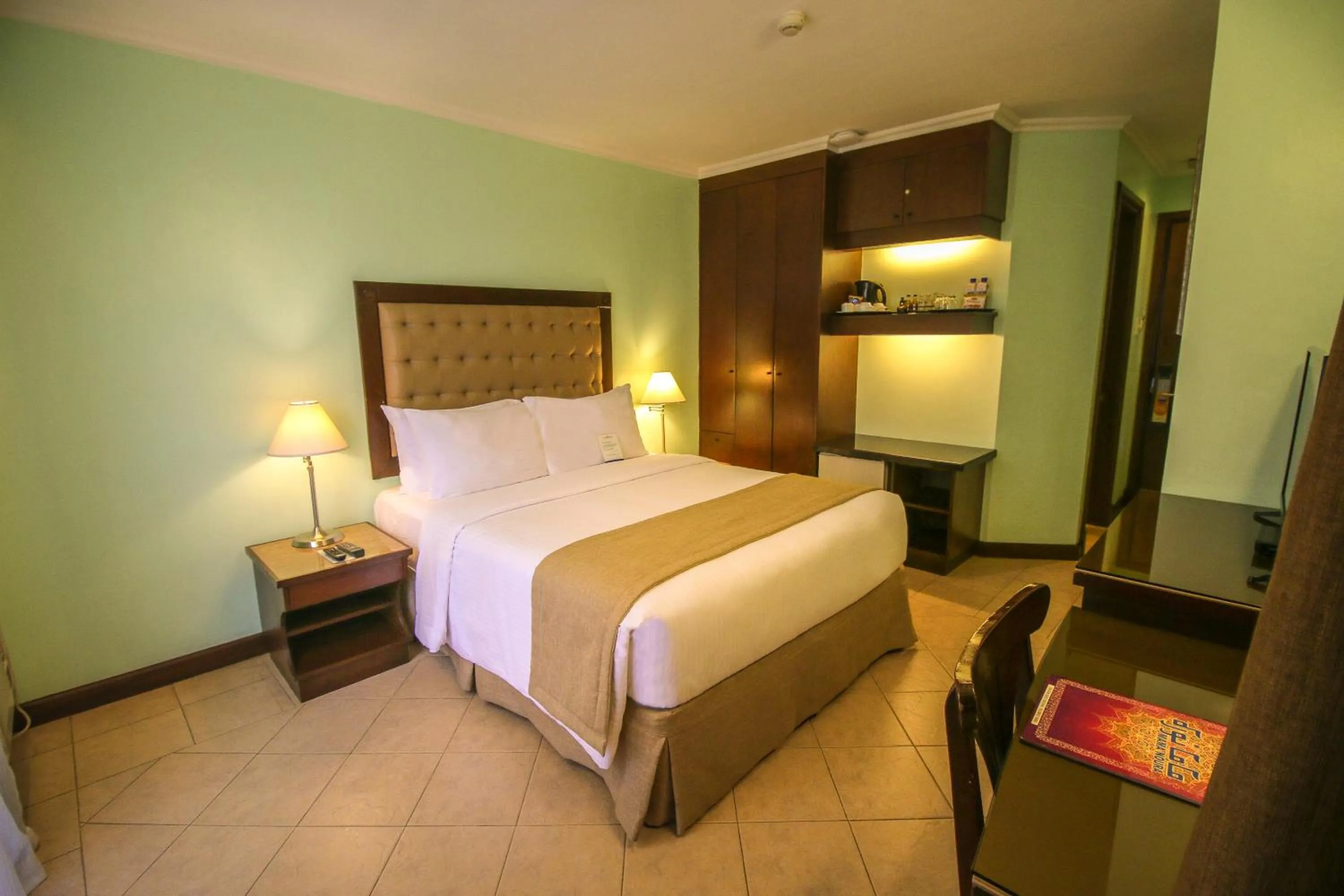 Bedroom, Bed in Royal Bellagio Hotel