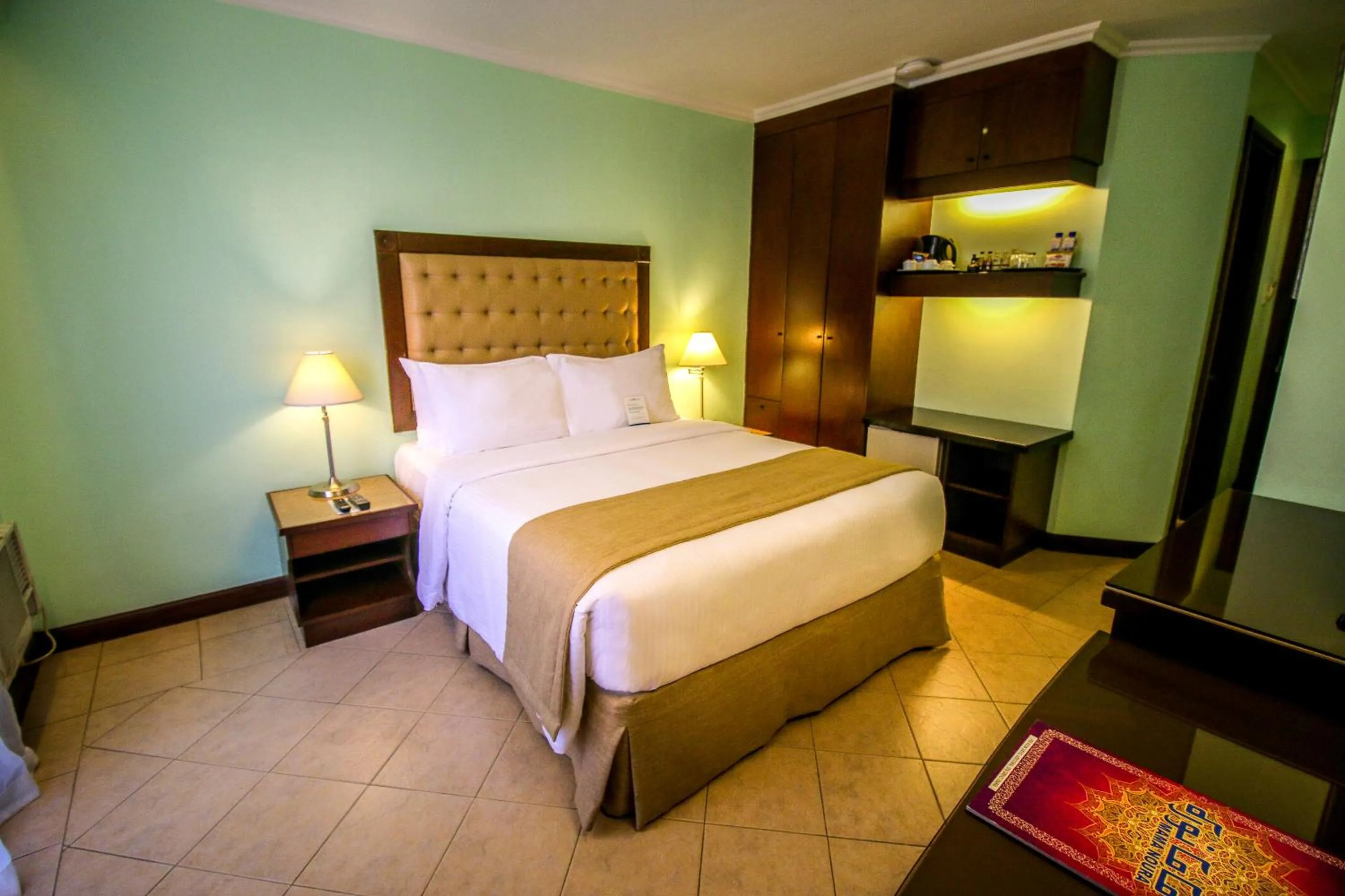 Photo of the whole room, Bed in Royal Bellagio Hotel