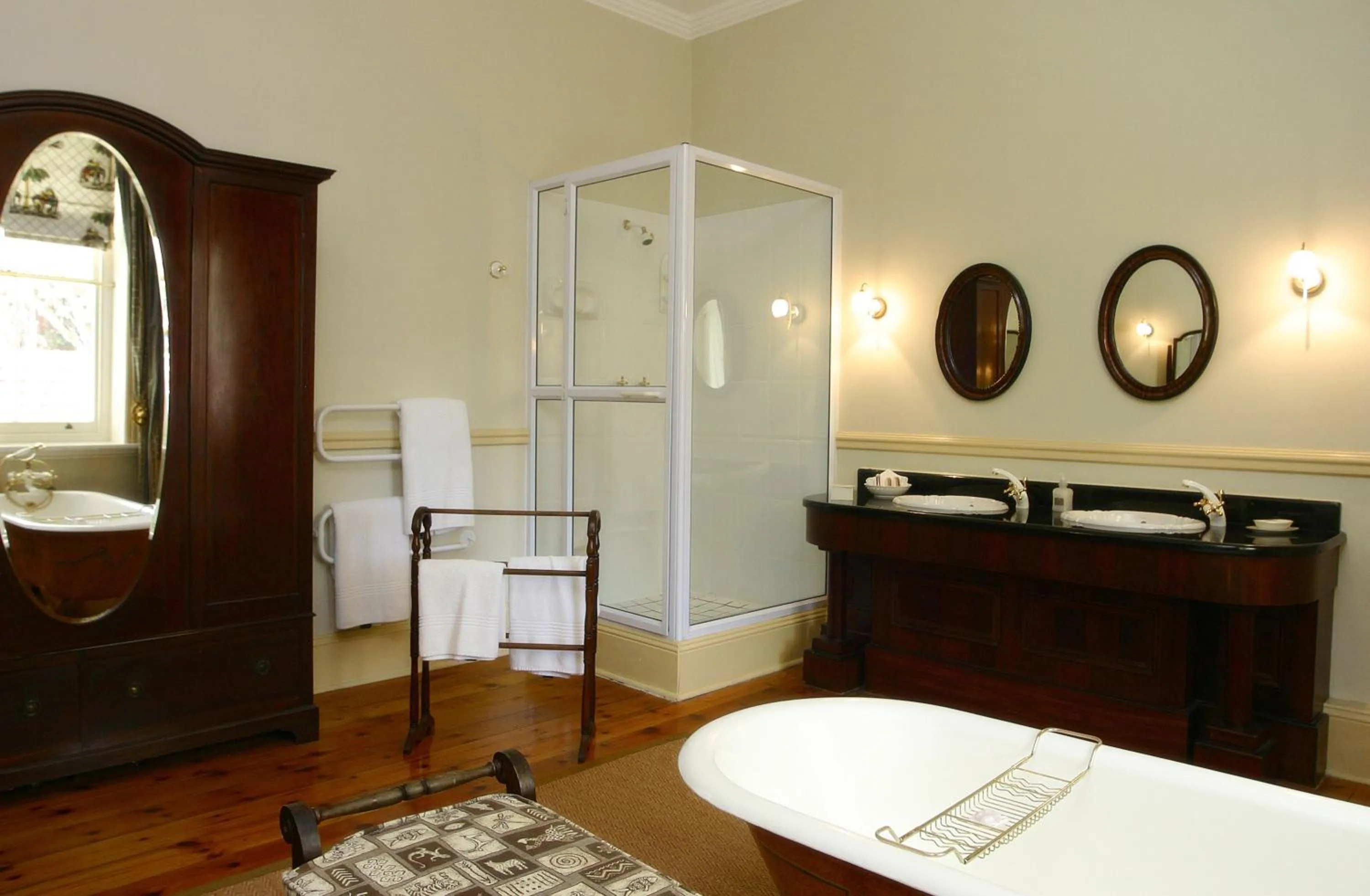 Bathroom, Bed in Hacklewood Hill Country House