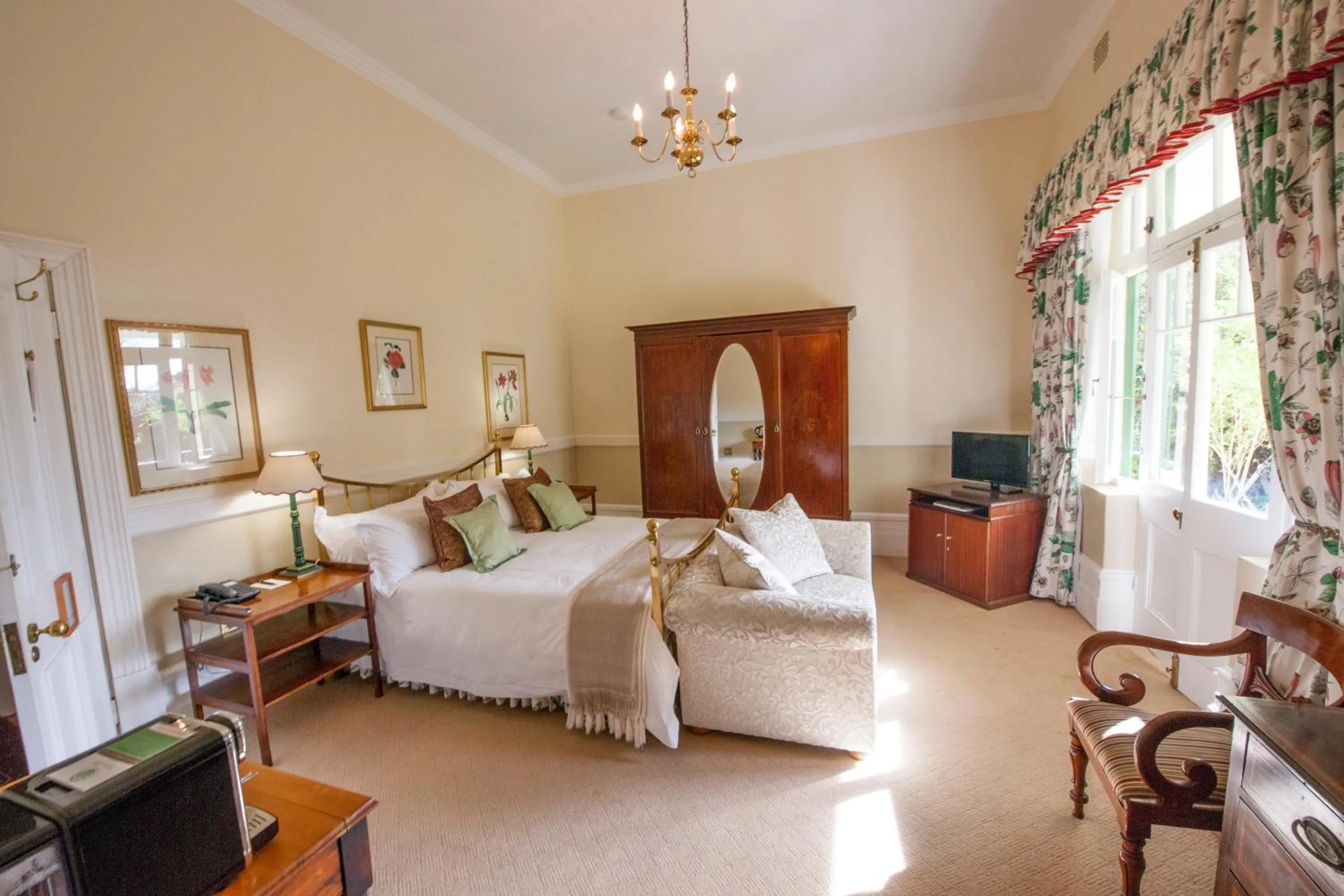 Photo of the whole room, Bed in Hacklewood Hill Country House