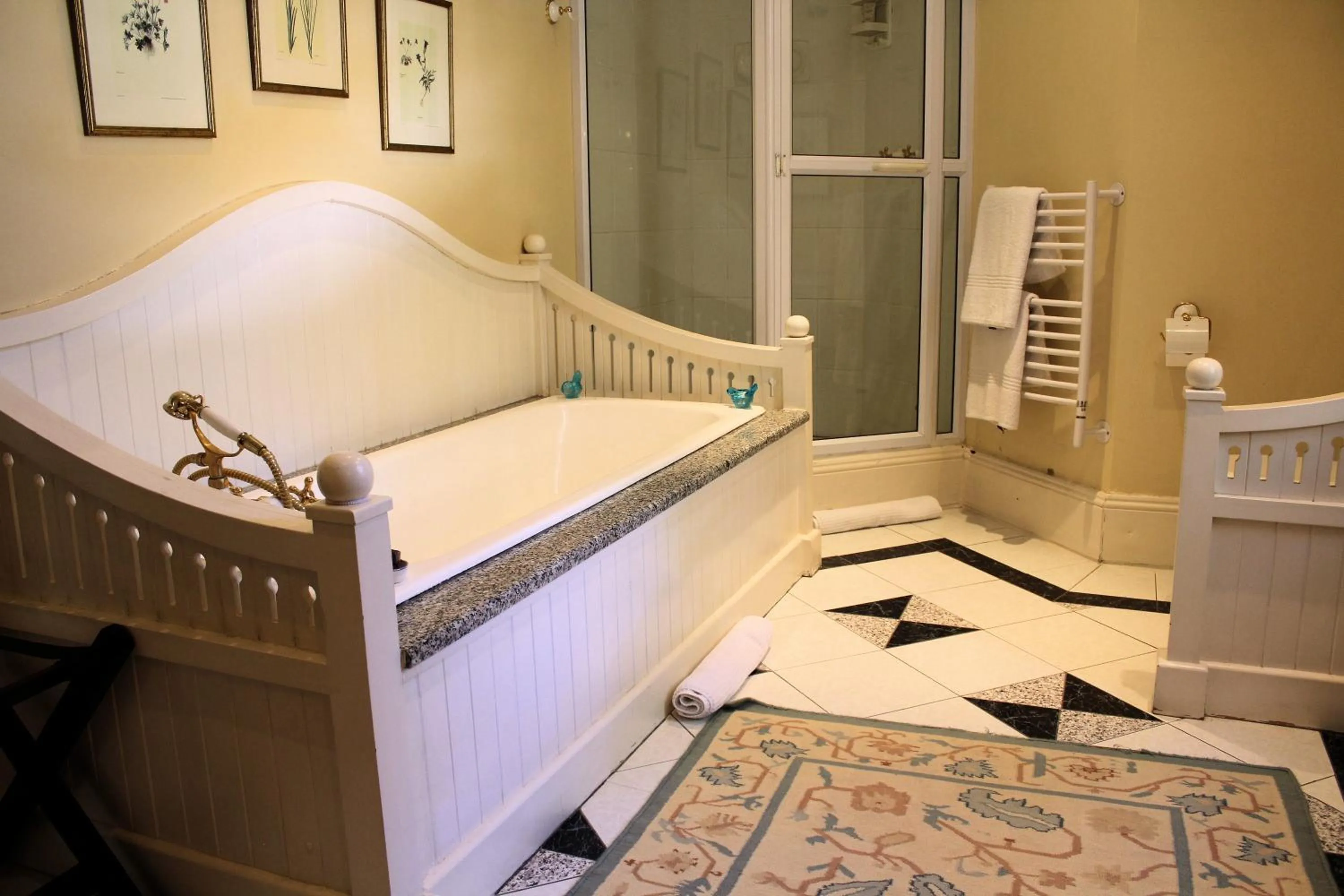 Bathroom, Bed in Hacklewood Hill Country House