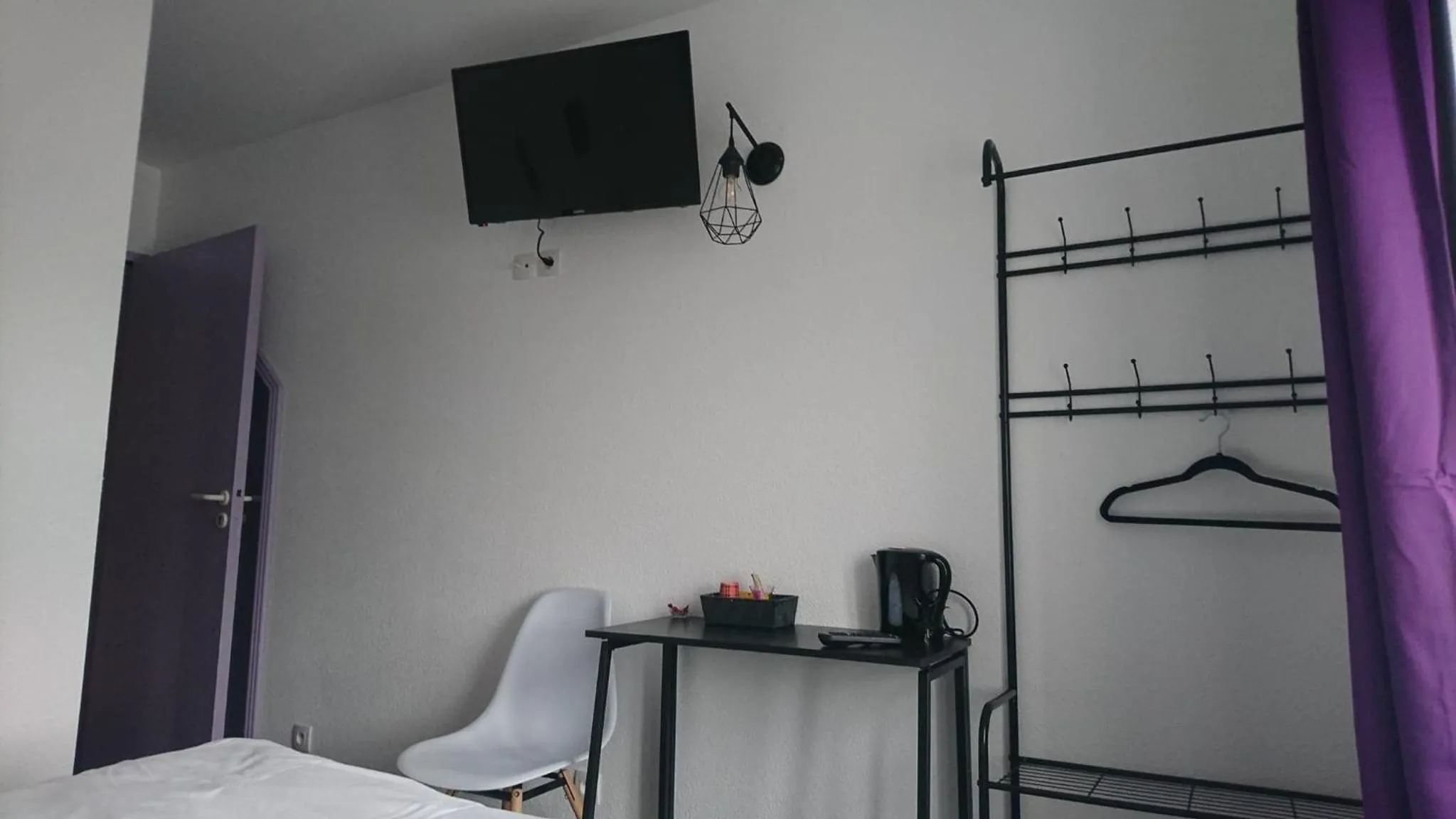 Photo of the whole room in Hôtel Les Deux Porches