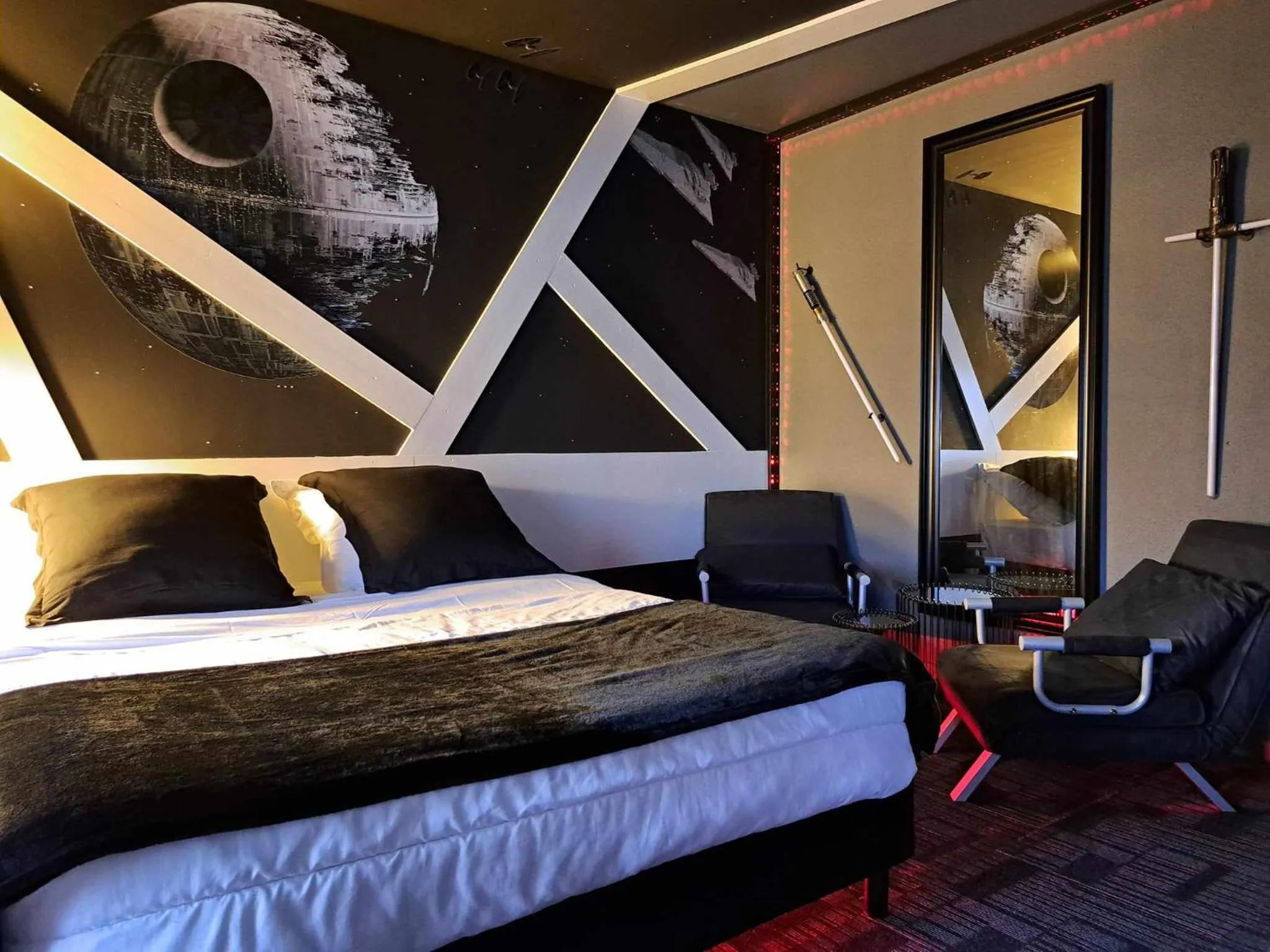 Bedroom in Hôtel Les Deux Porches