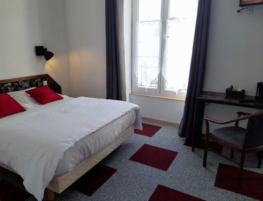 Bedroom in Hôtel Les Deux Porches