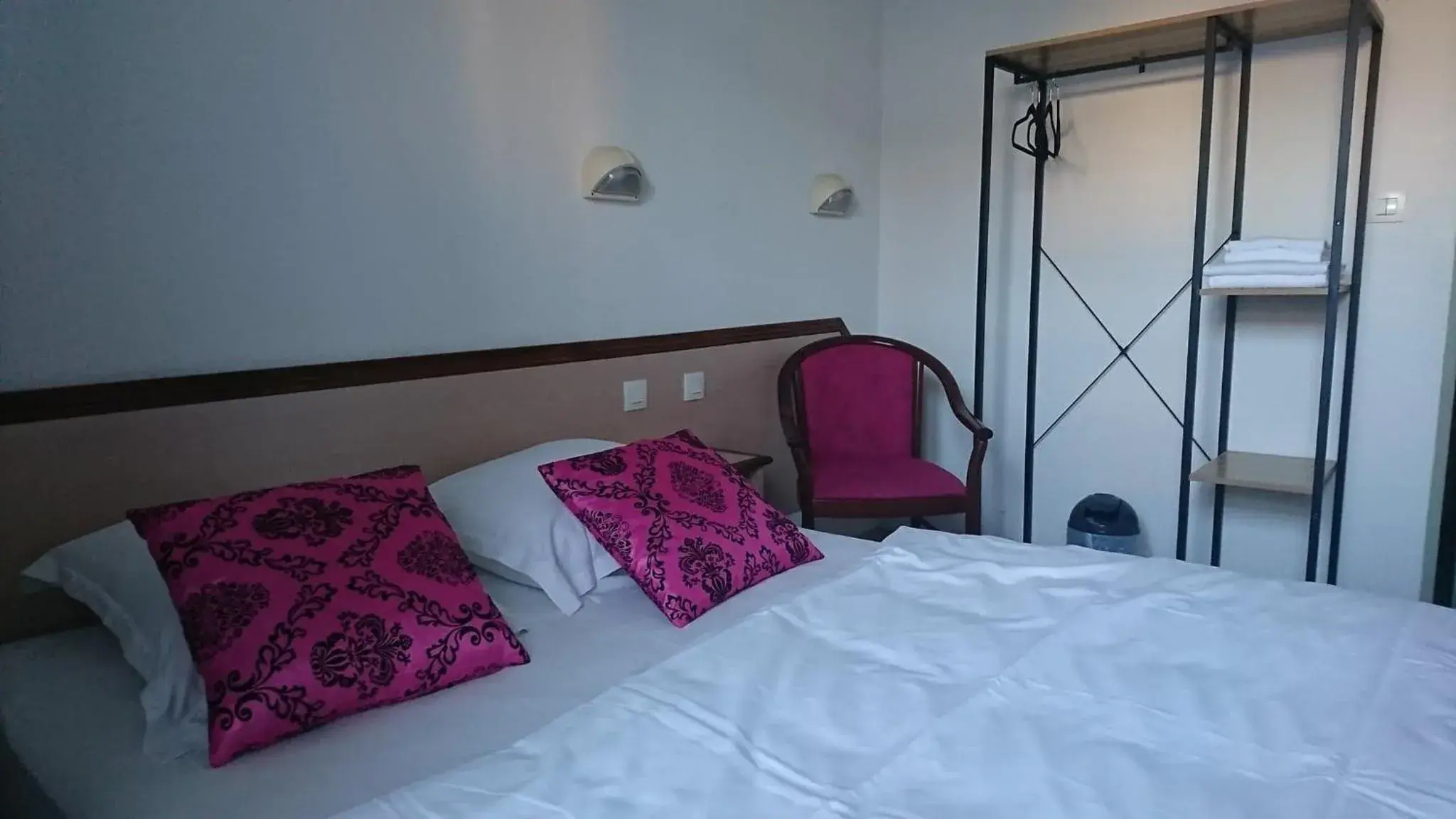 Superior Double Room - single occupancy in Hôtel Les Deux Porches Superior Double Room - single occupancy in Hôtel Les Deux Porches