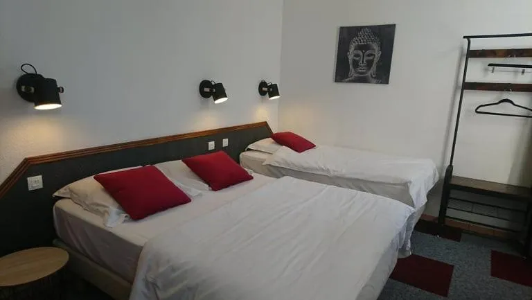 Bedroom in Hôtel Les Deux Porches