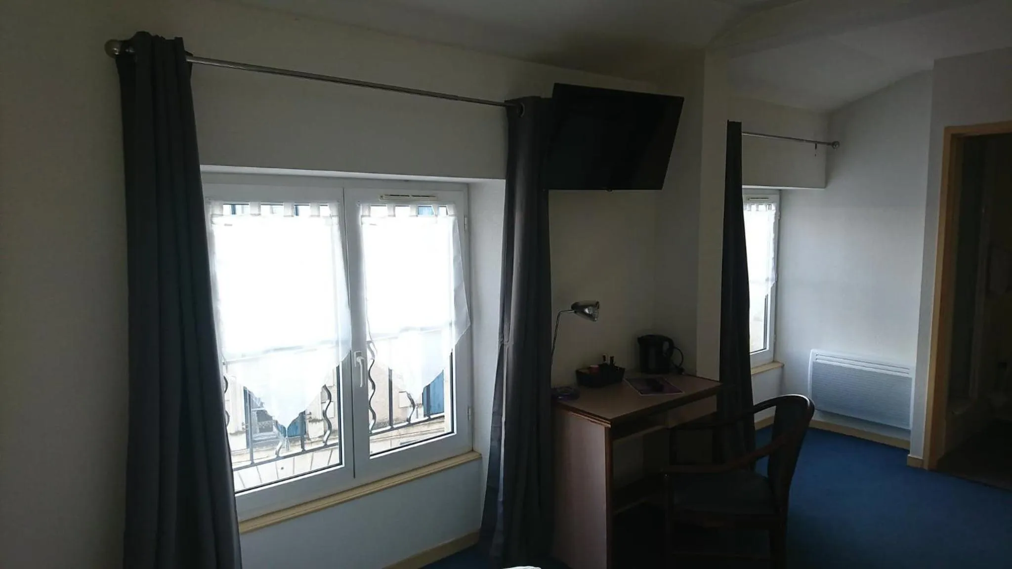 Photo of the whole room in Hôtel Les Deux Porches