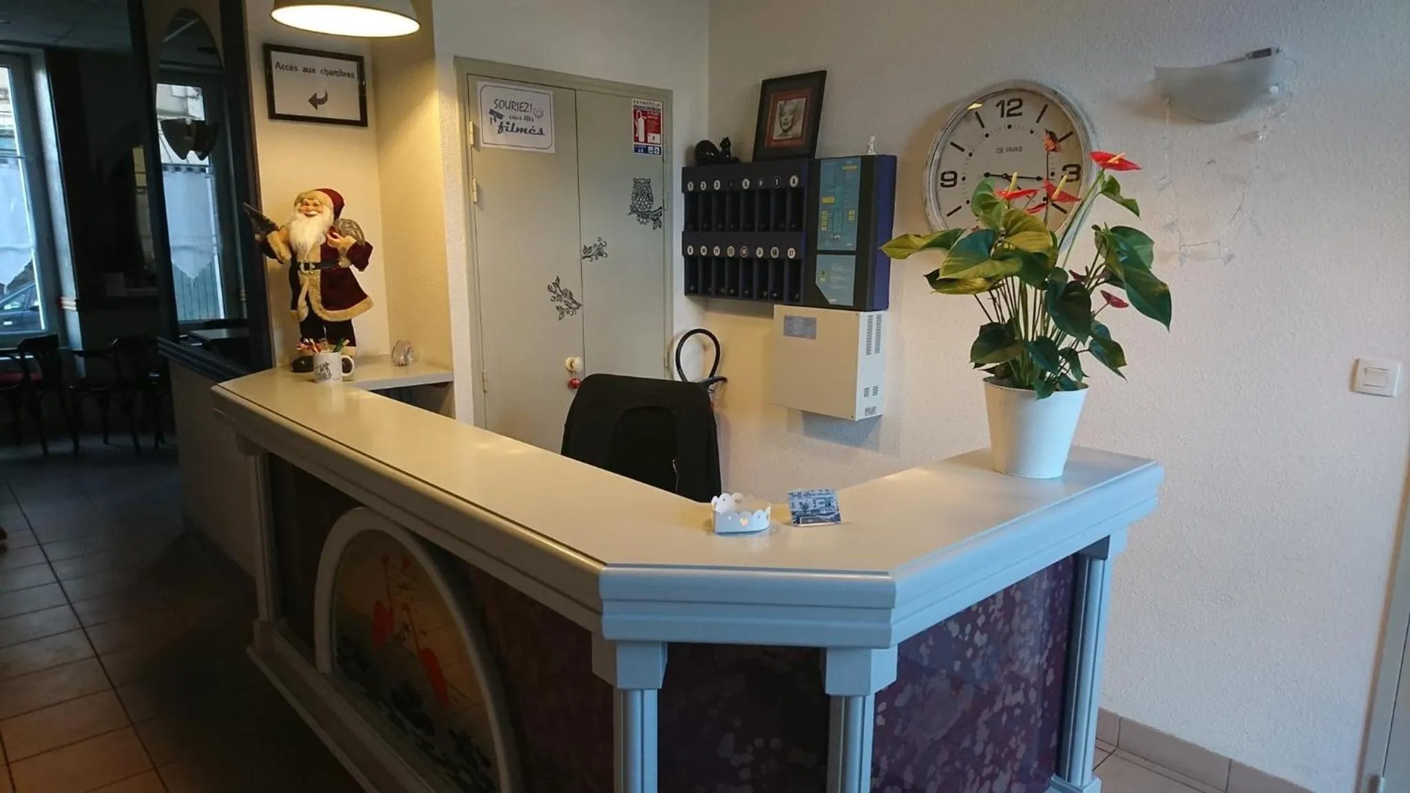 Lobby or reception in Hôtel Les Deux Porches