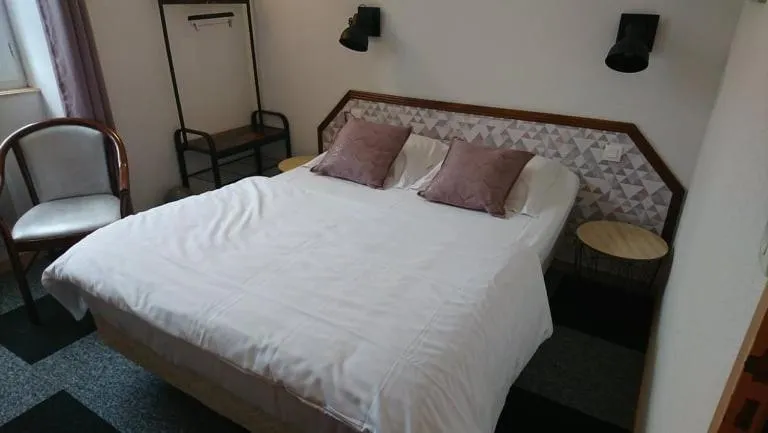 Bedroom in Hôtel Les Deux Porches