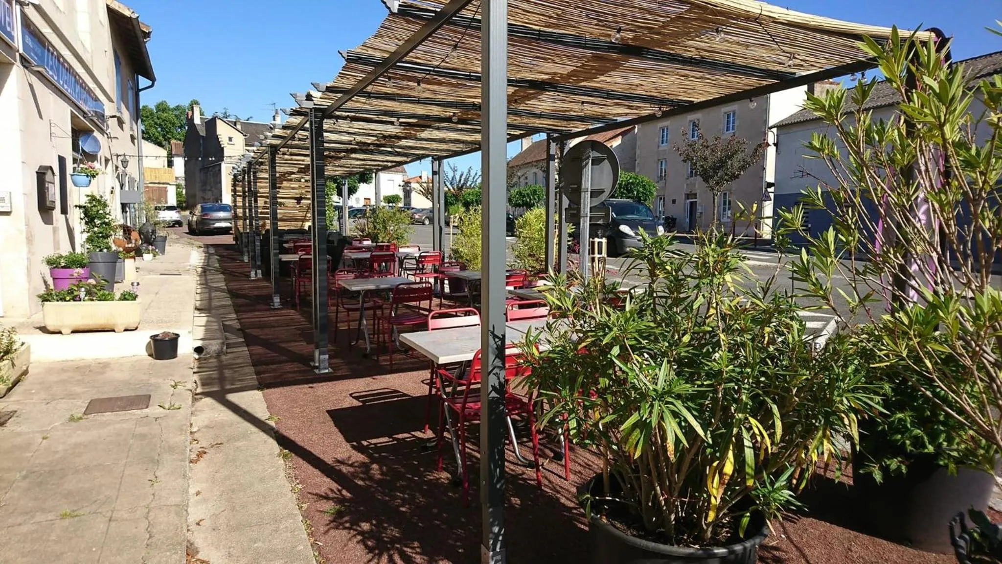 Patio in Hôtel Les Deux Porches