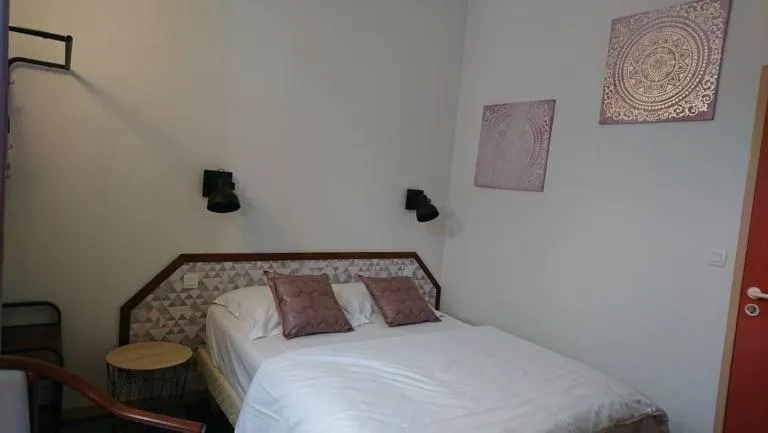 Bedroom in Hôtel Les Deux Porches