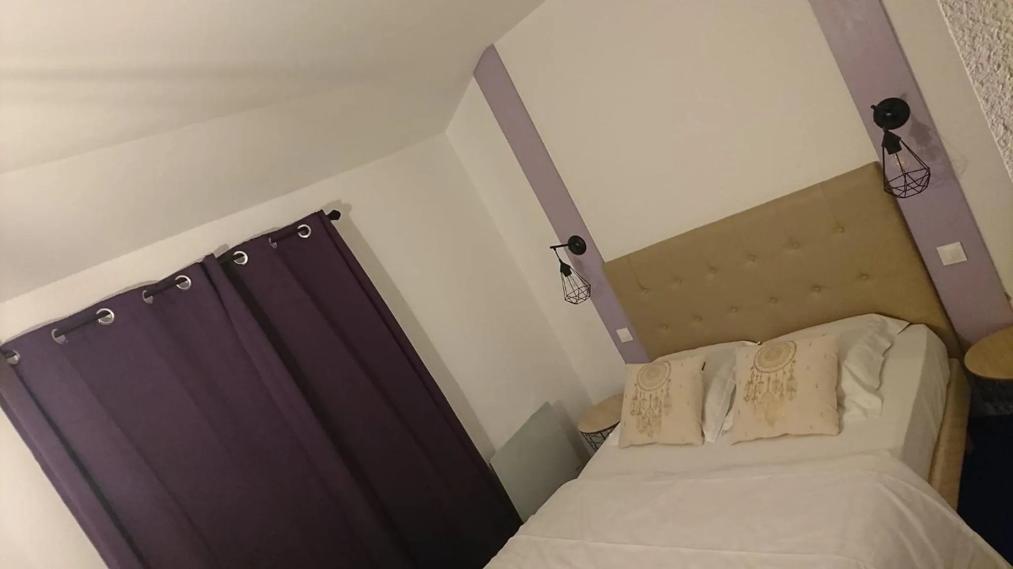 Photo of the whole room in Hôtel Les Deux Porches