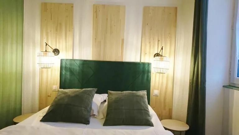 Bedroom in Hôtel Les Deux Porches