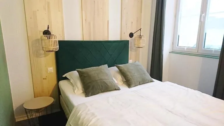 Bedroom in Hôtel Les Deux Porches