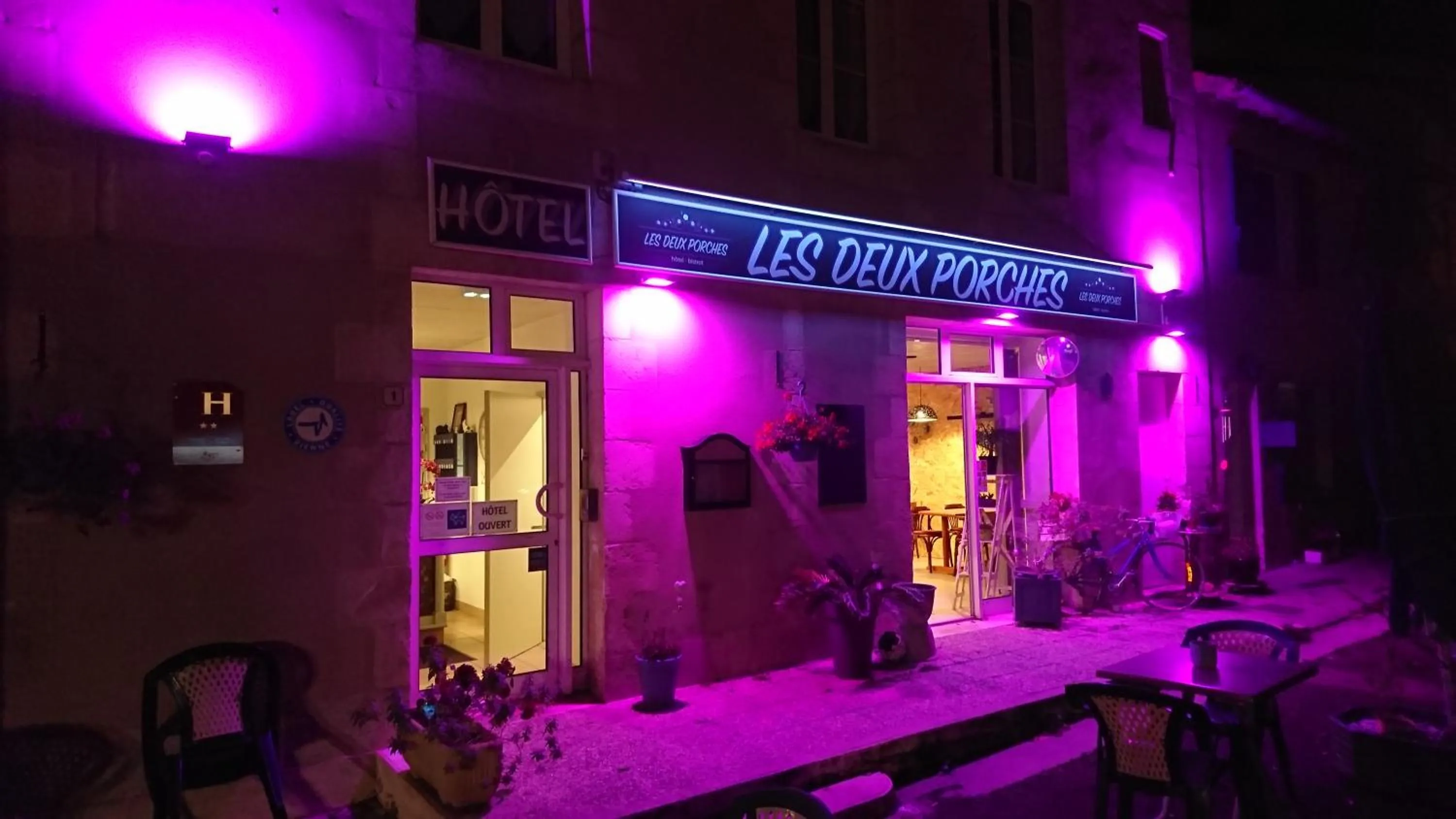 Property building in Hôtel Les Deux Porches