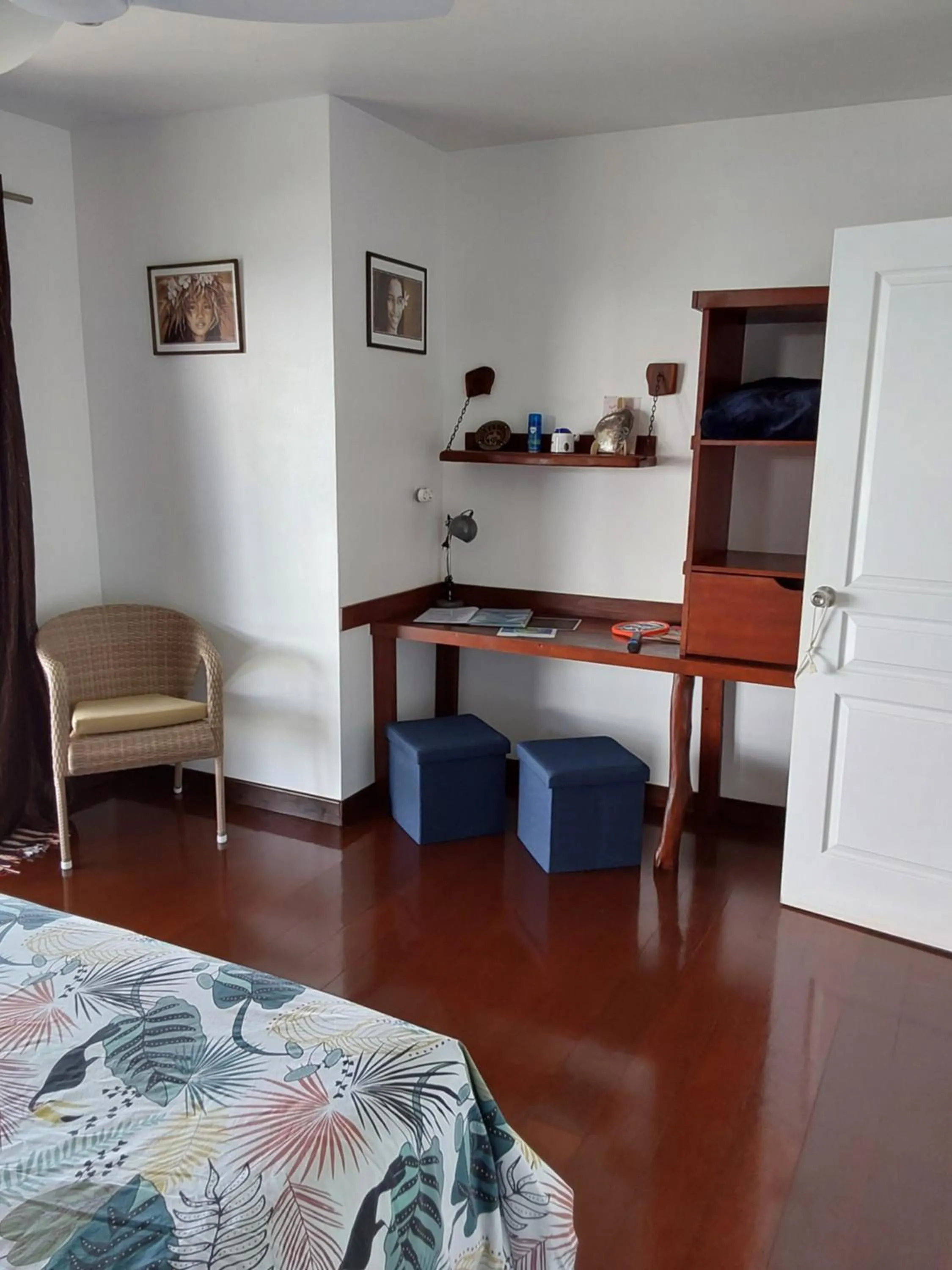 Seating area, Bed in Faré Mahi Mahi