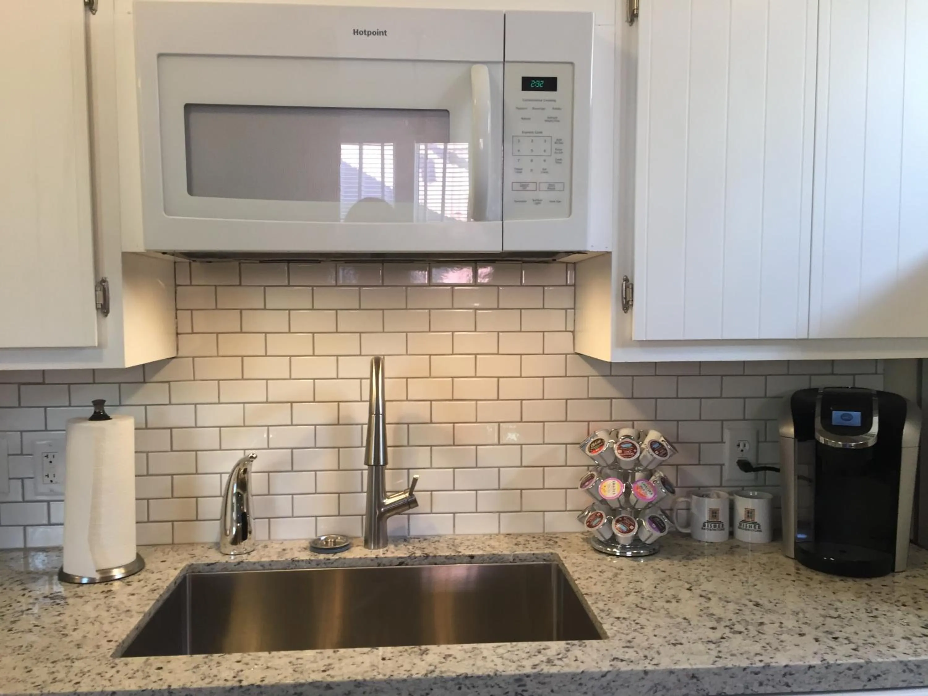 Coffee/tea facilities in Bisbee Brownstone Suites