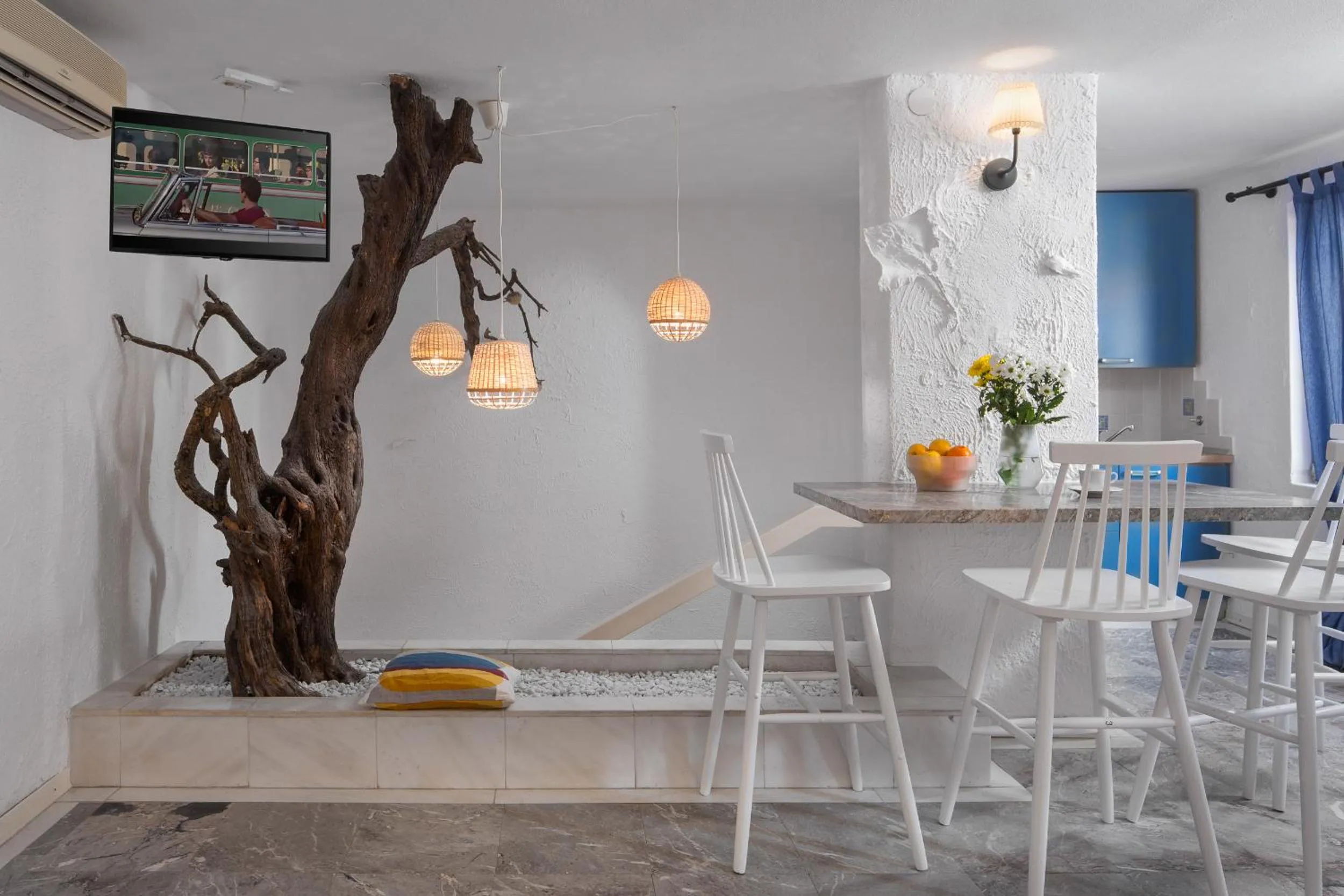 Dining area in Villa Cissa Apartments by Irundo