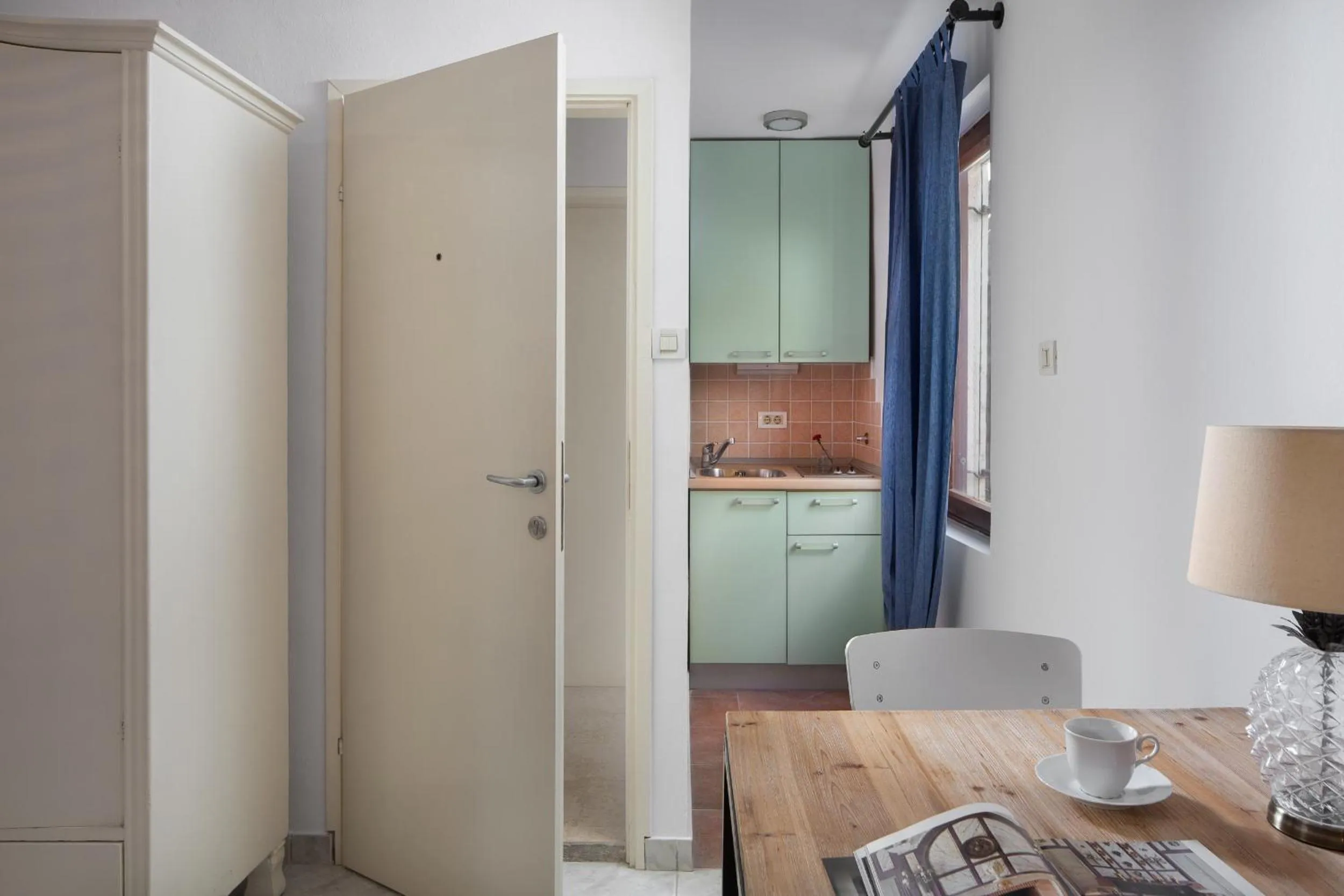 Dining area in Villa Cissa Apartments by Irundo