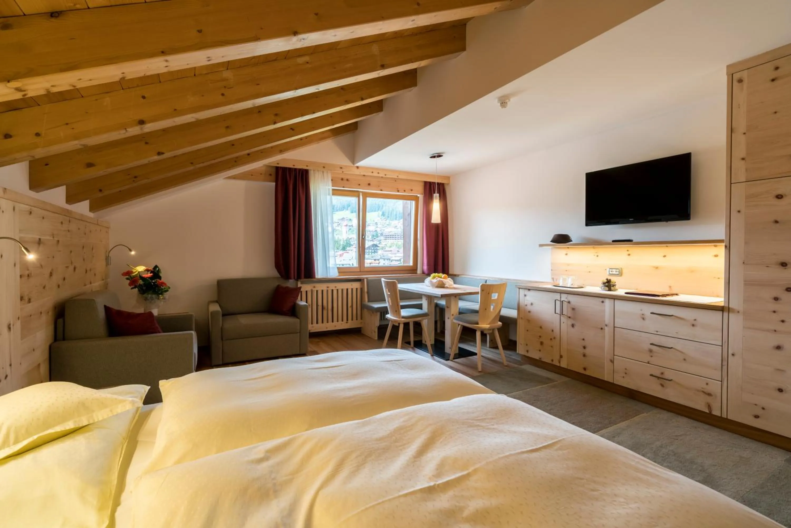 Seating area, Bed in Hotel Hell