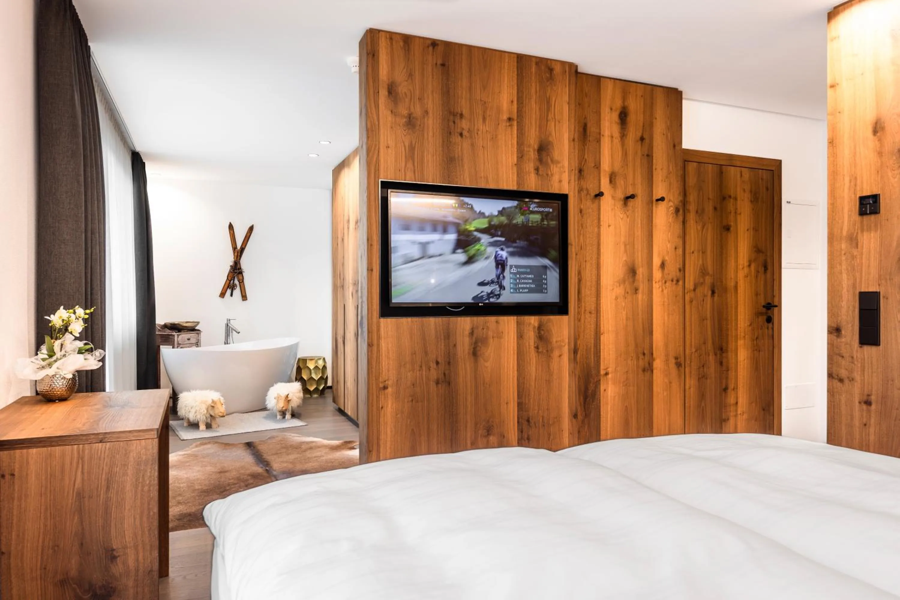 Bathroom, Bed in Hotel Hell