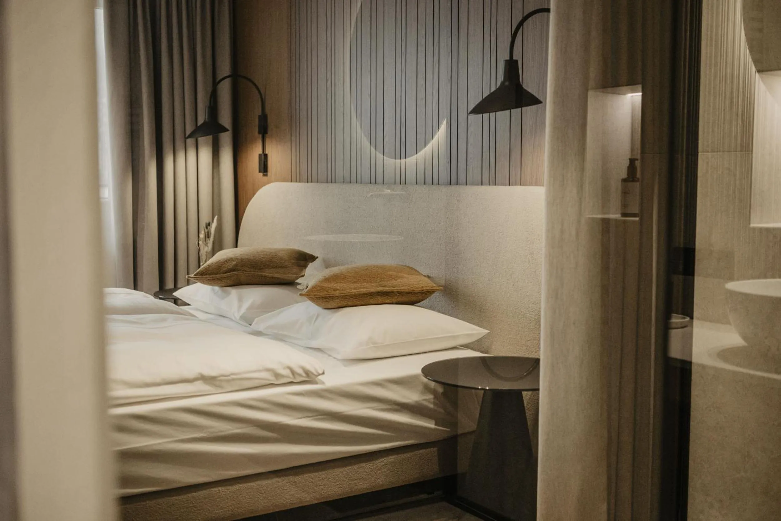 Bedroom, Bed in Hotel Hell