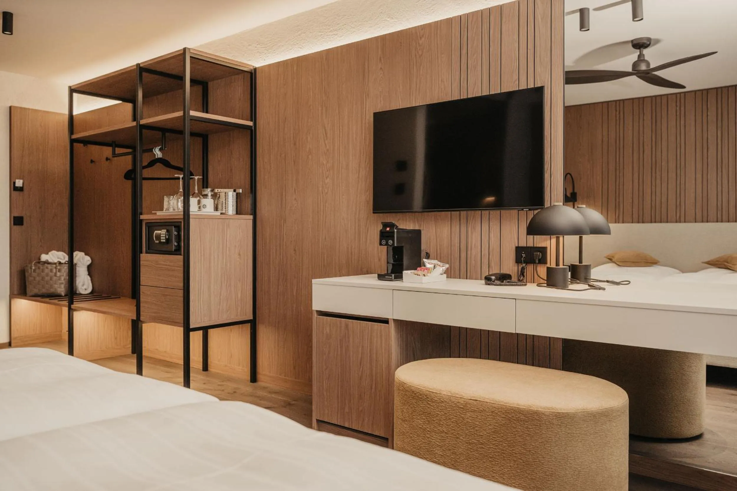 wardrobe, Bed in Hotel Hell