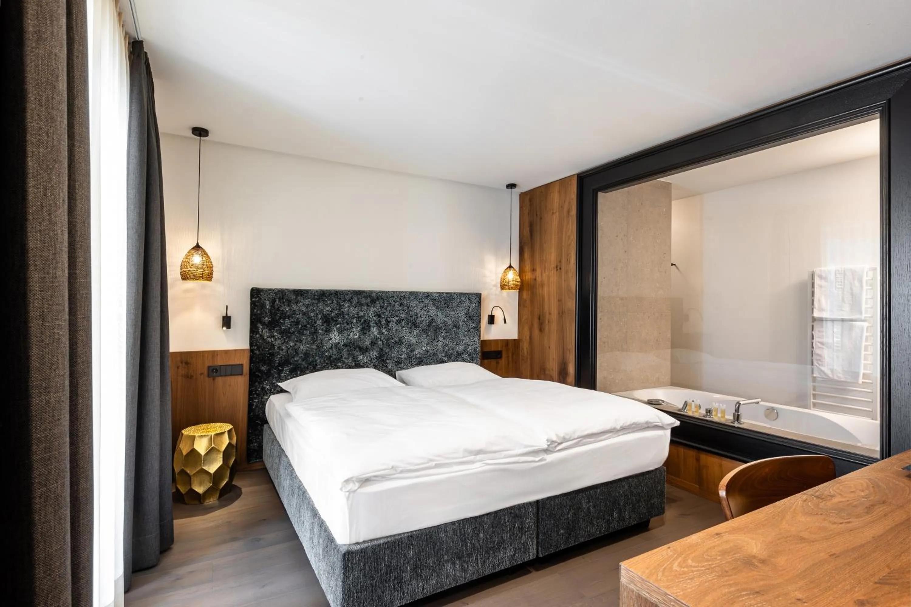 Bedroom, Bed in Hotel Hell