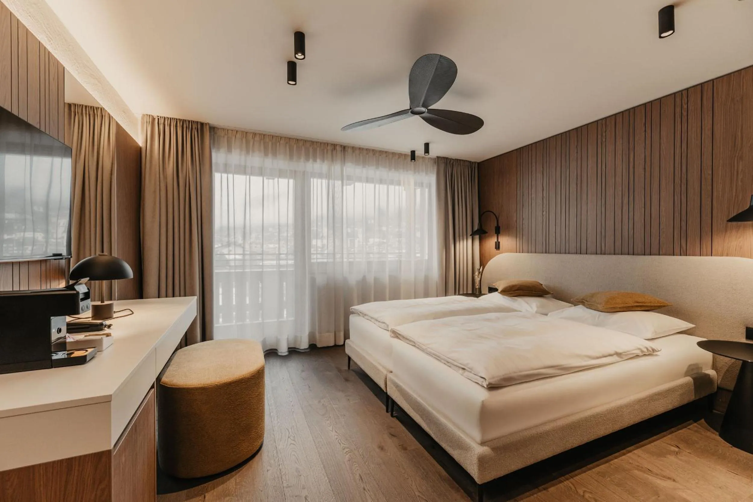 Bedroom, Bed in Hotel Hell