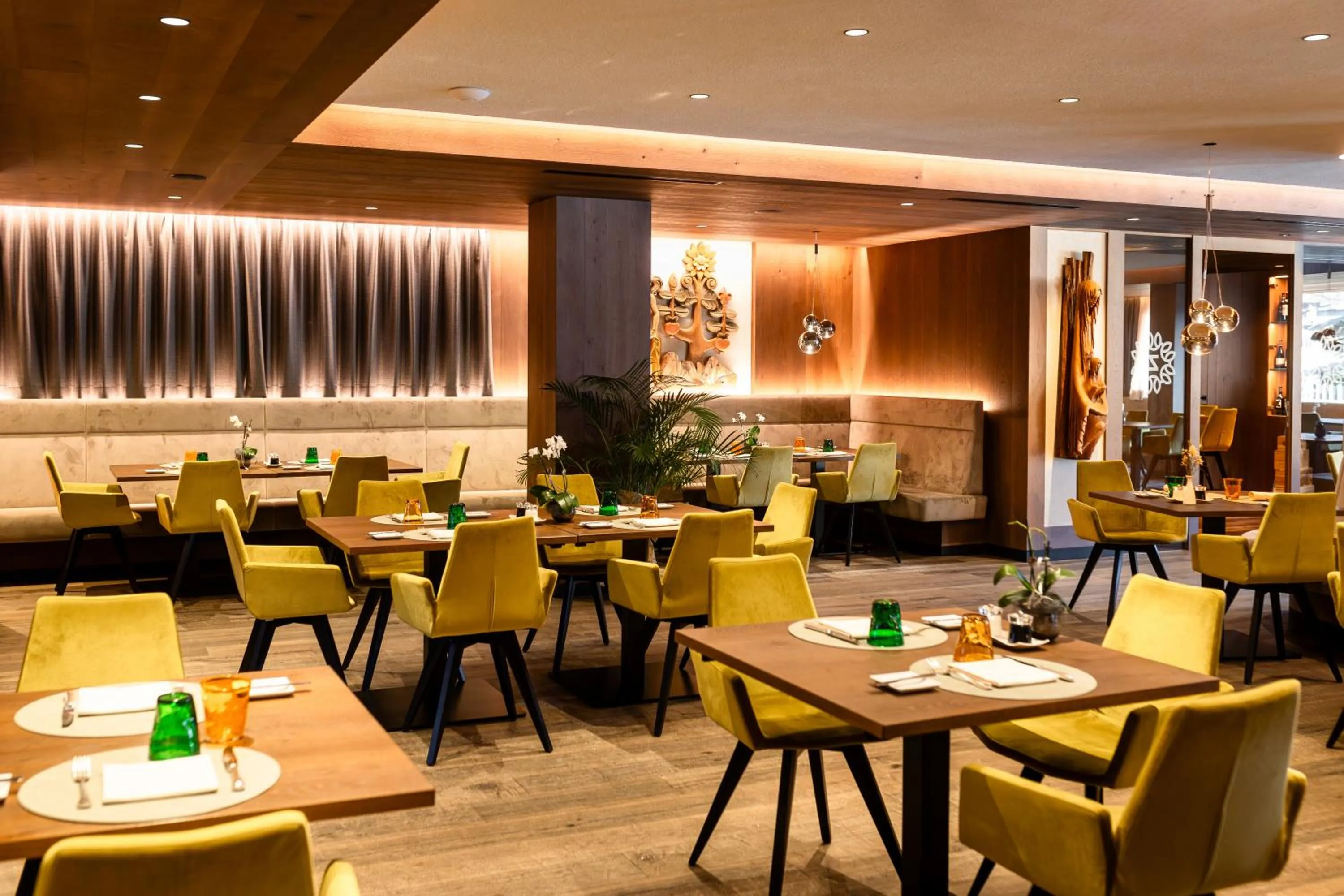 Restaurant/places to eat in Hotel Hell