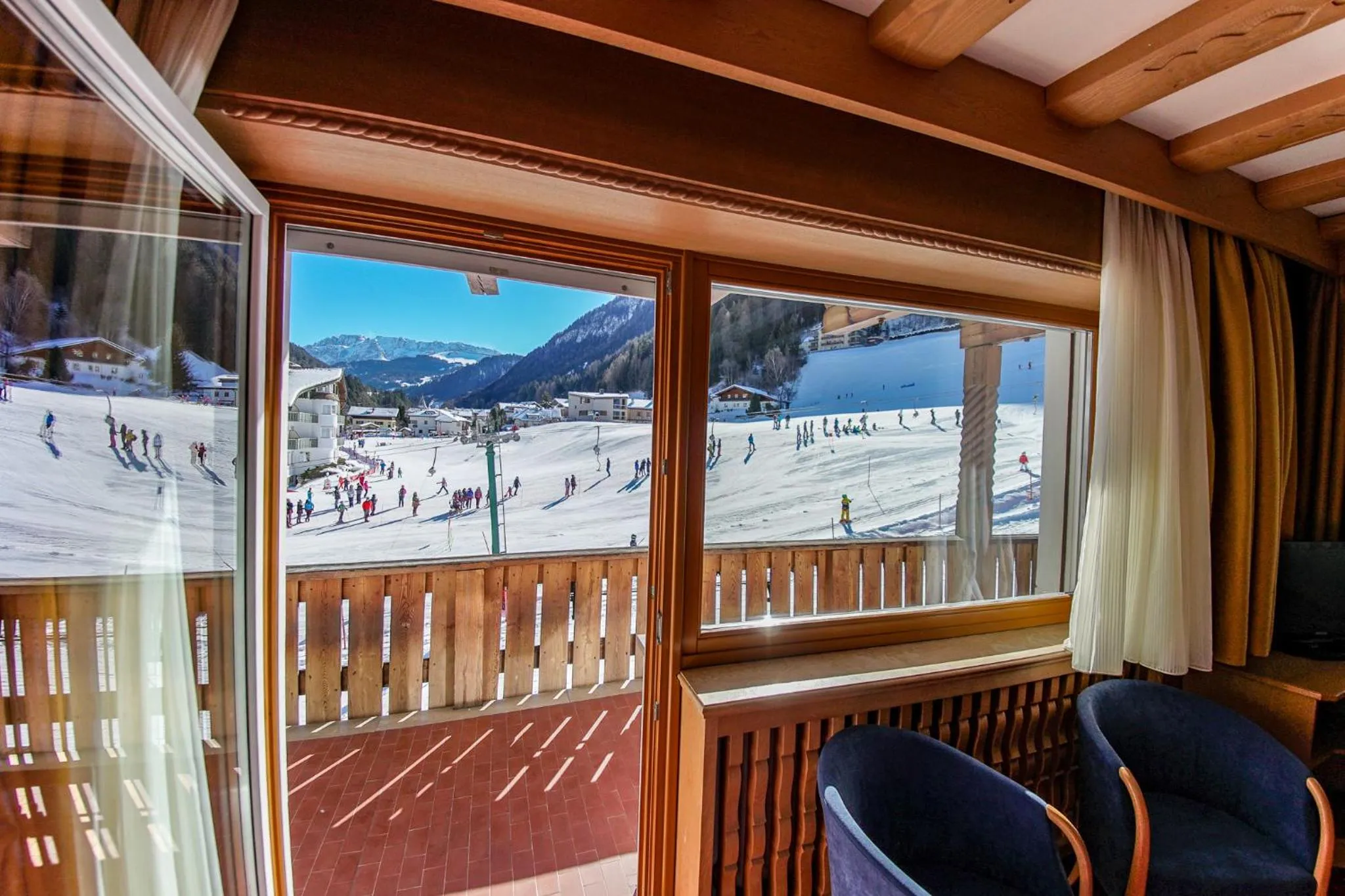 Skiing in Hotel Hell