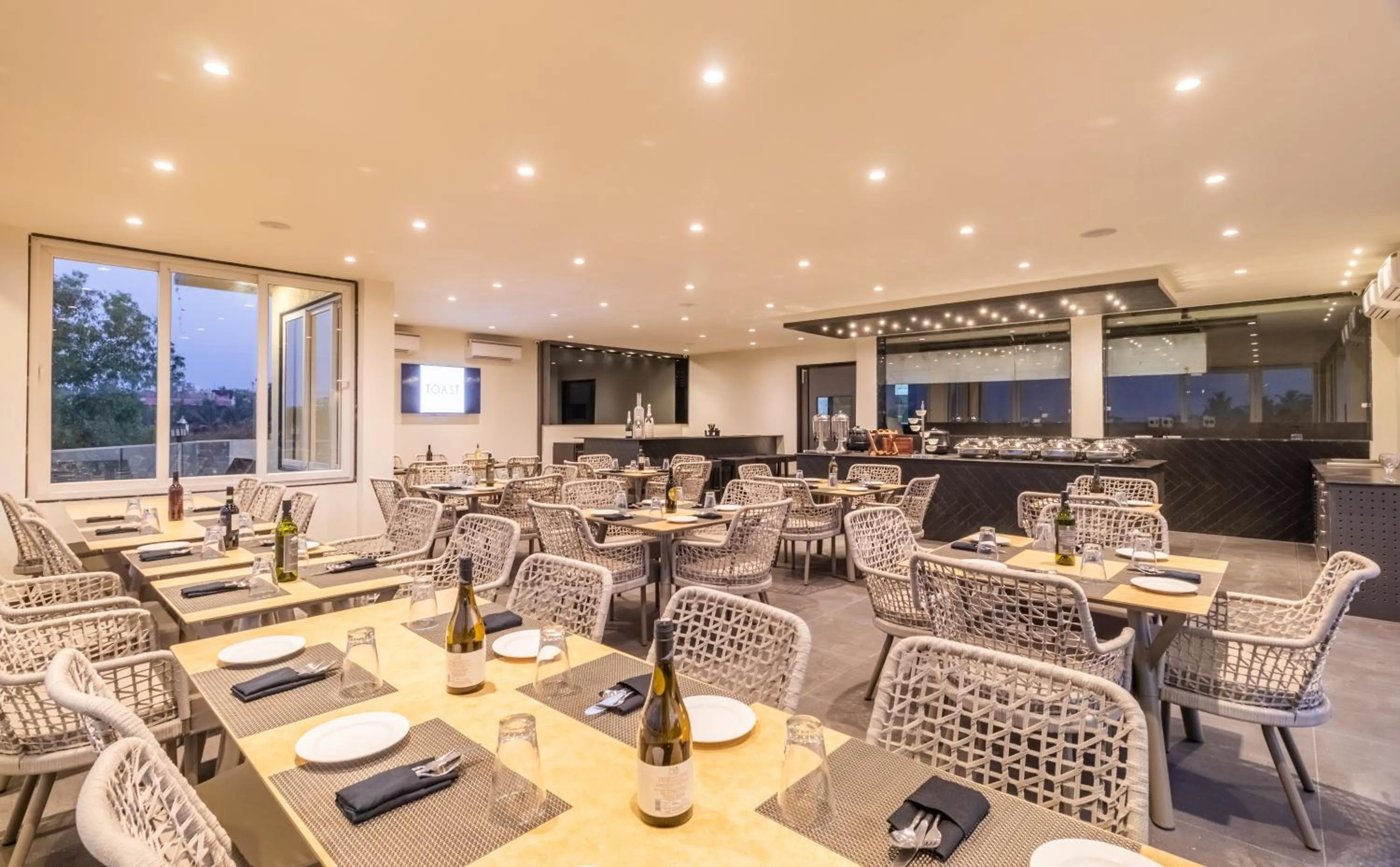 Restaurant/places to eat in The Acacia Morjim