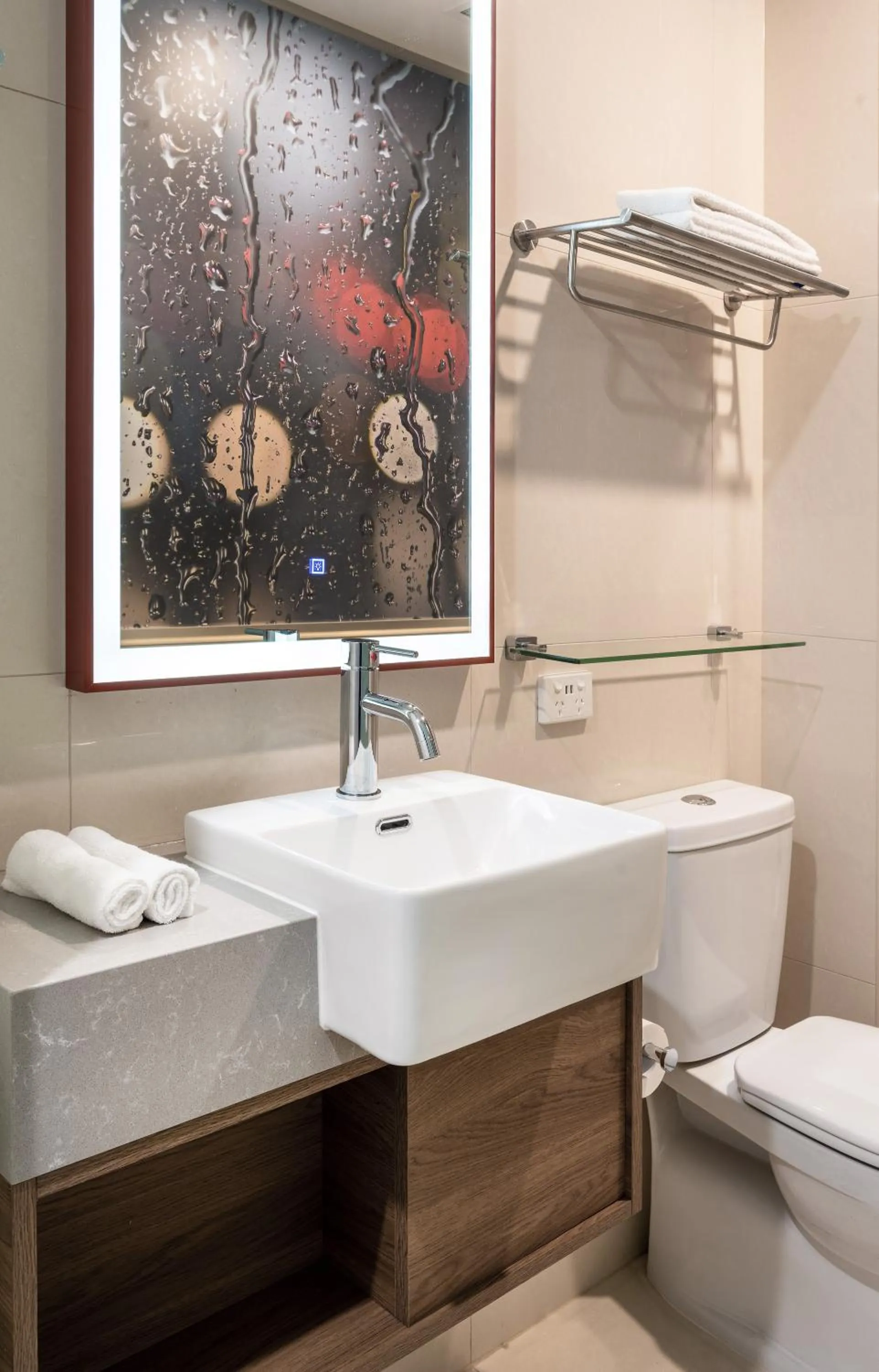 Toilet in Novotel Melbourne Preston